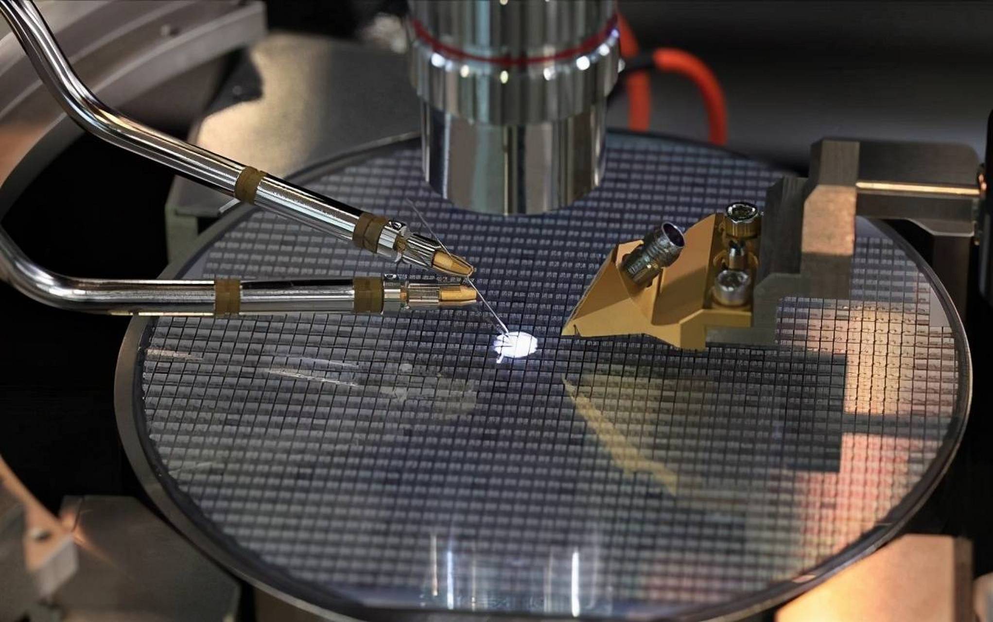 27岁北大毕业生帮美国造出1nm芯片  近日,引人瞩目的消息传来,美国