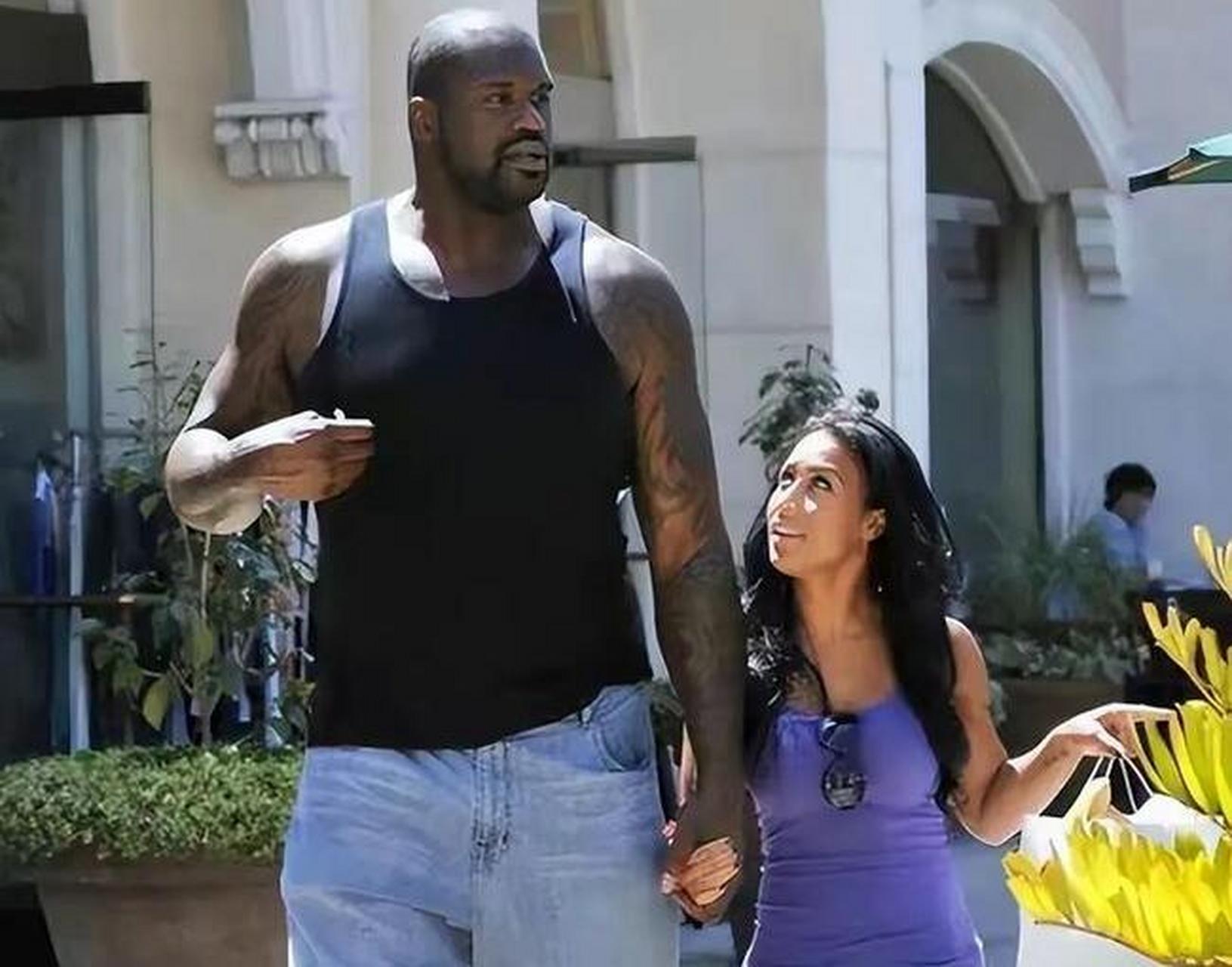 nba巨星奥尼尔和妻子的合照,画面中他们的形体差距非常明显,充斥着