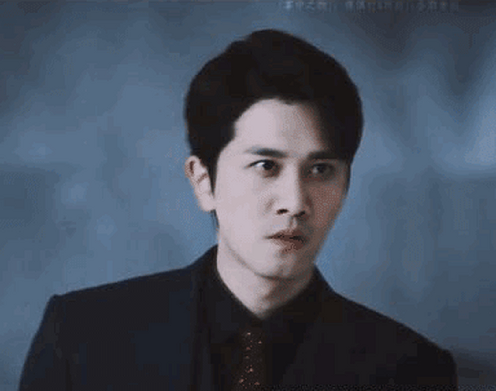 彭冠英2011年在《裸婚时代》中饰演杜毅,从而正式进入演艺圈.