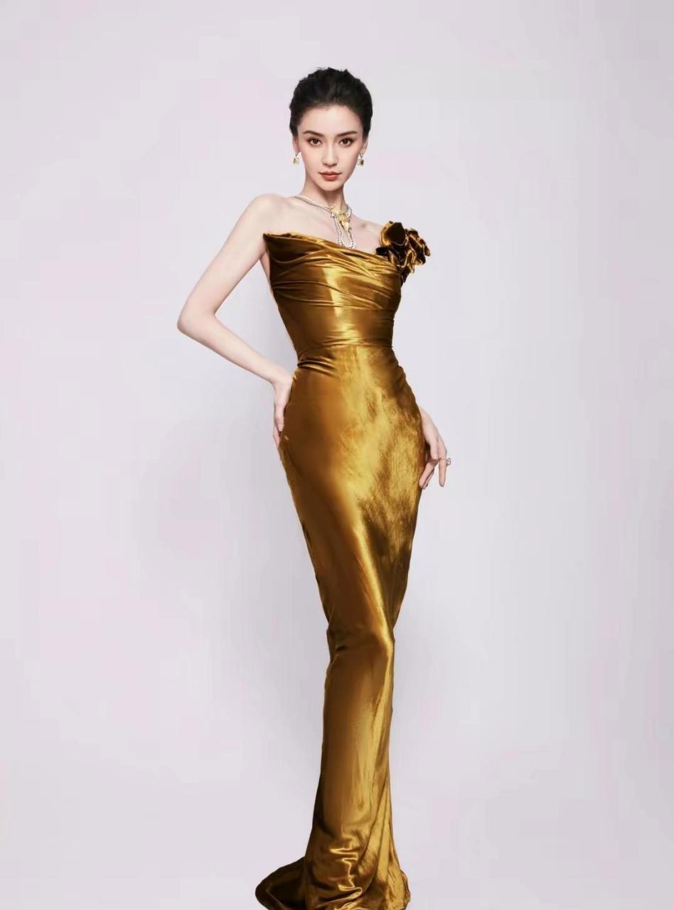 杨颖写真:一袭金色抹胸礼裙,身姿曼妙,窈窕动人