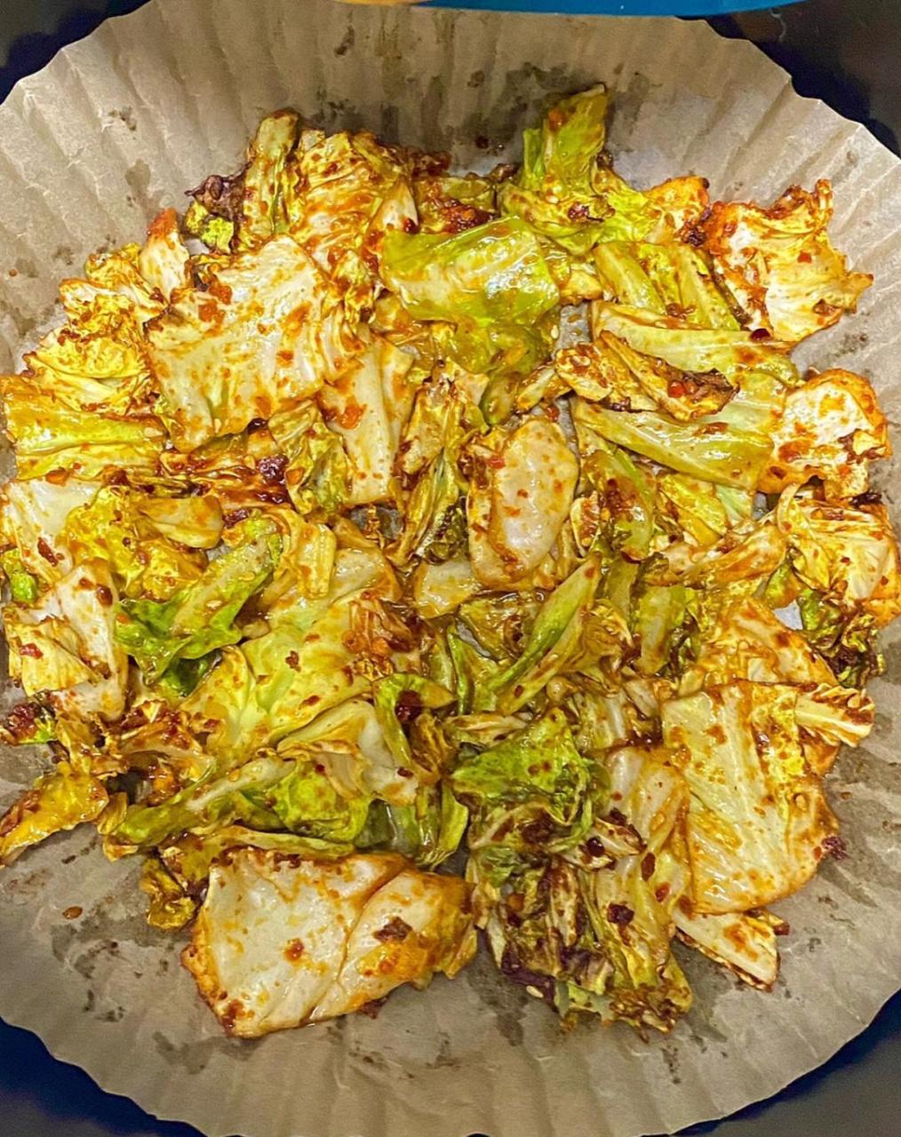 包菜对半切,手撕成小块 2?加入1勺孜然粉,2勺辣椒粉,1勺