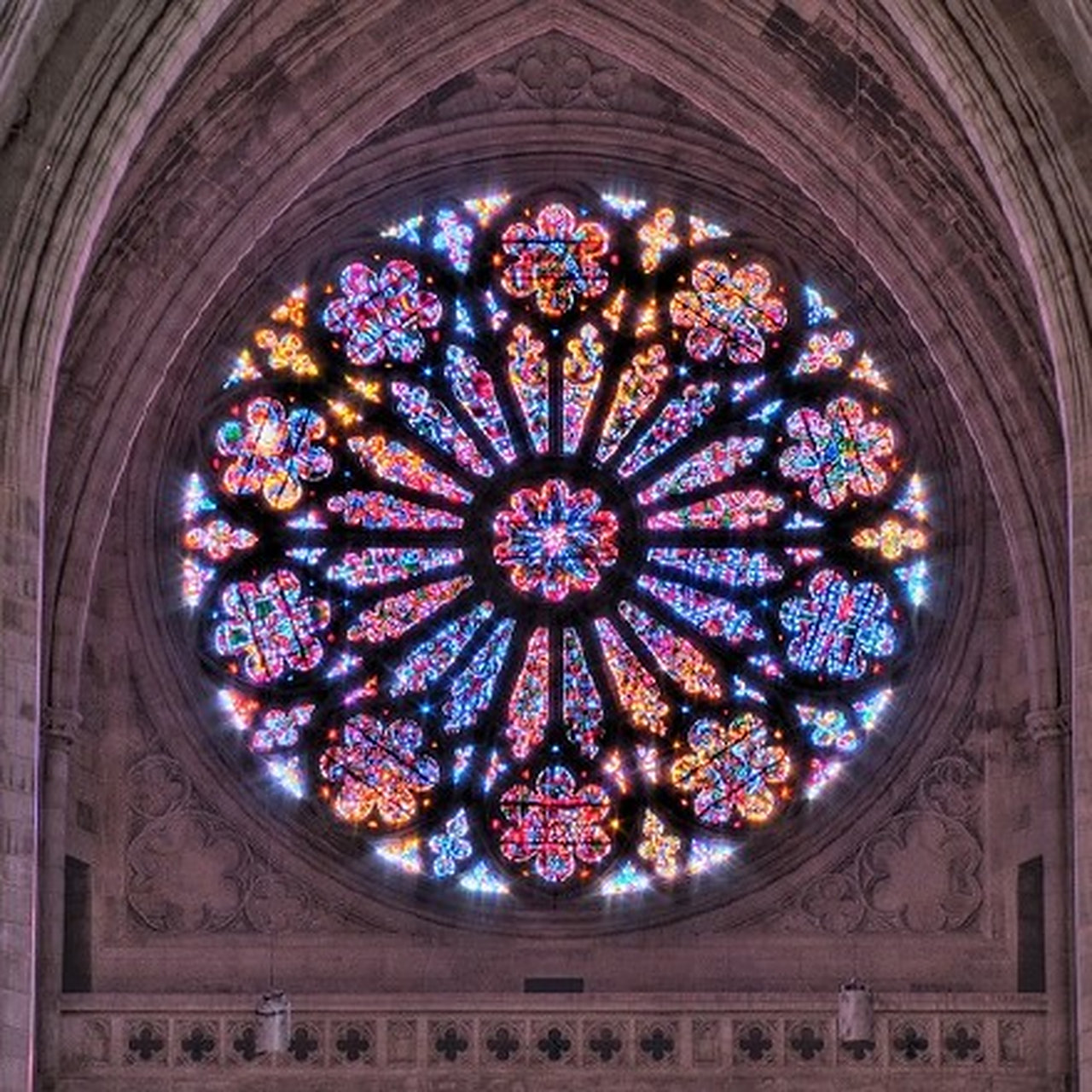 玫瑰窗(the rose window) 也称玫瑰花窗,为哥特式建筑的特色之一,指