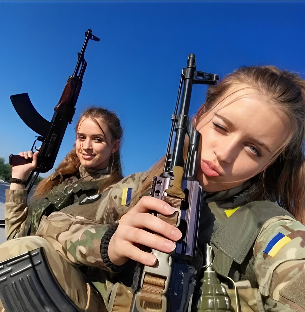 这是乌克兰的女兵在战场上,他的手脚沾满了泥土,他看起来很狼狈.