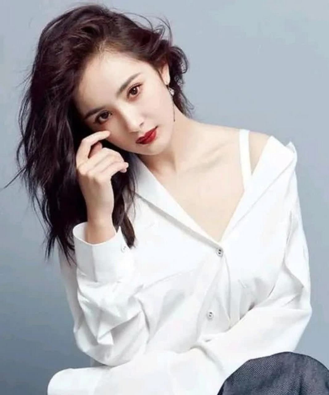 作为80后女艺人,杨幂年近40,依然能和一众新生代艺人一起拍摄偶像剧.