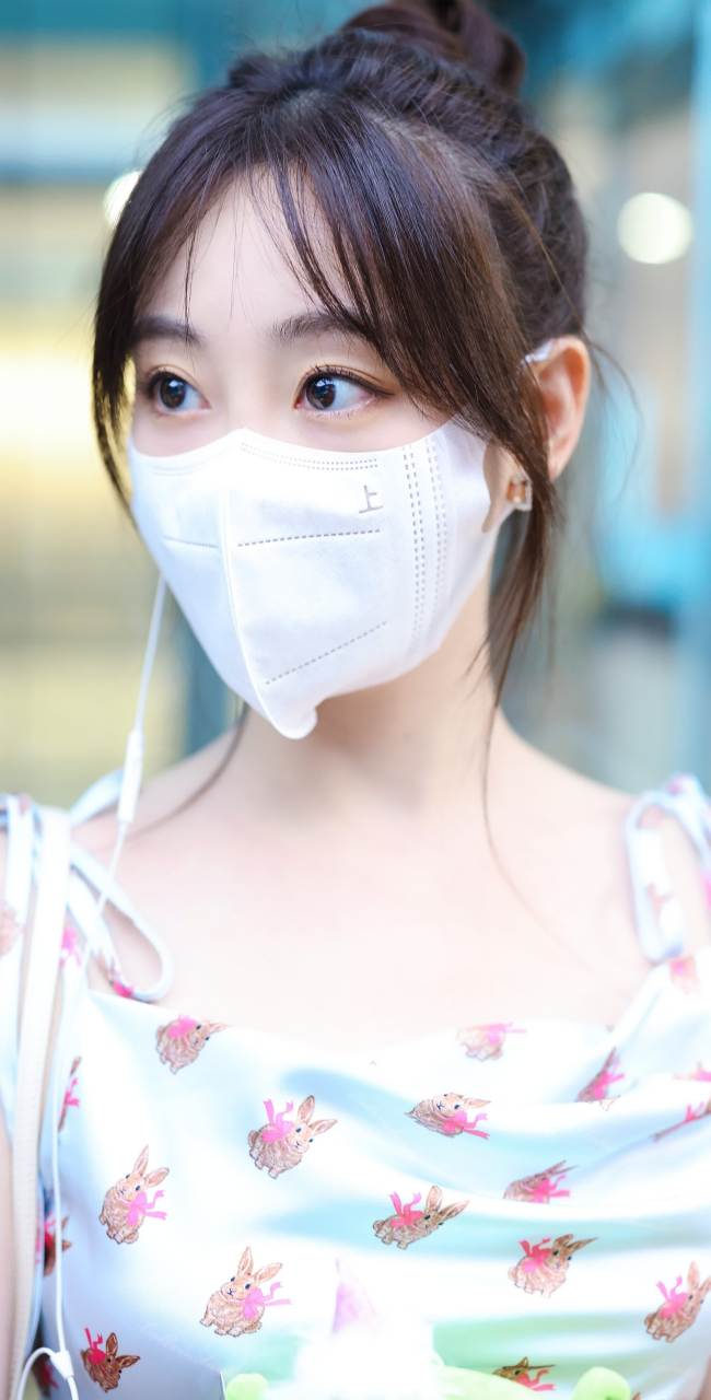 祝绪丹机场私照美美哒,圆头发搭配碎花吊带裙,活力又甜美[尬笑][坏笑]