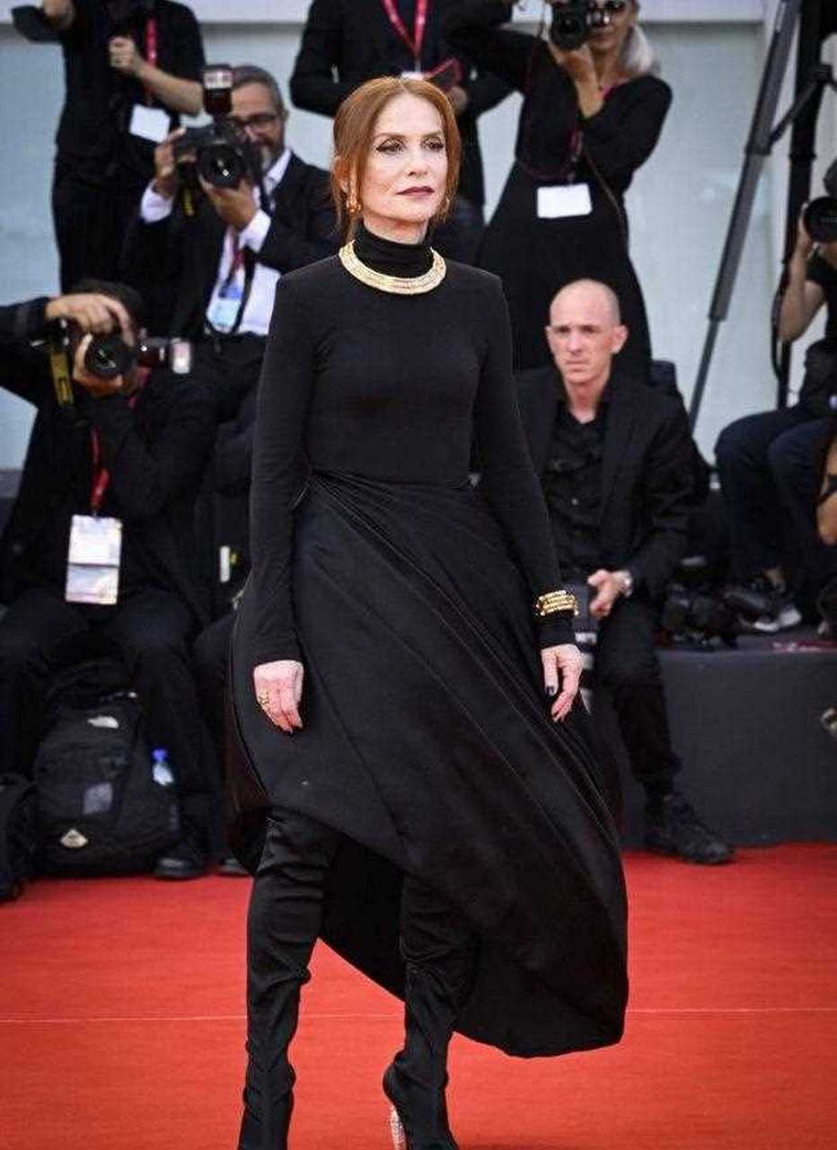 年老有年老的性感和时尚 69 岁的伊莎贝尔·于佩尔 (isabelle huppert