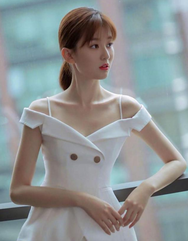 乔欣也是实实在在的90后,虽然她有时看着非常的沉稳.