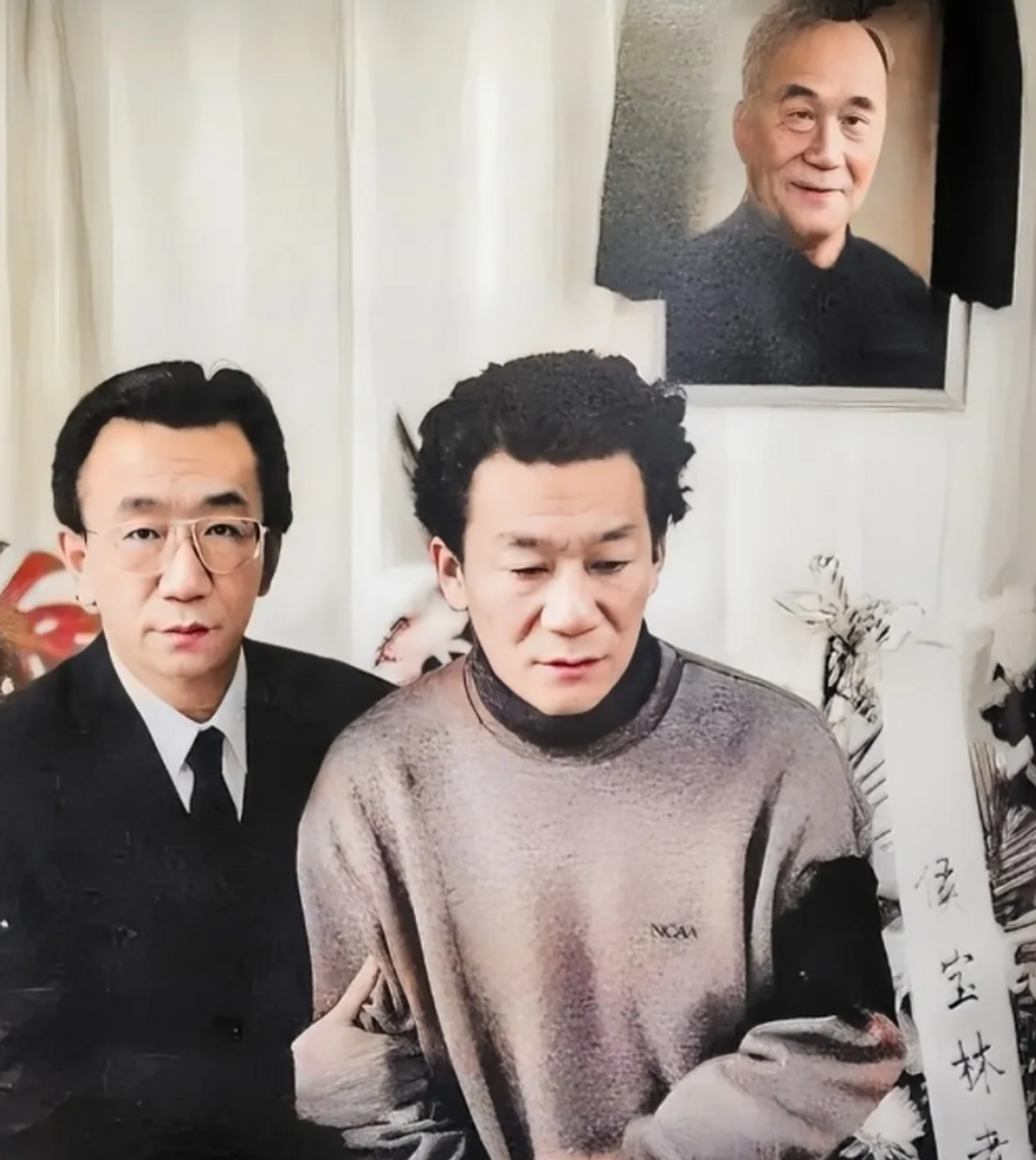 1993年,侯宝林葬礼的现场,侯耀文和侯耀华两兄弟,留下了这一张老照片