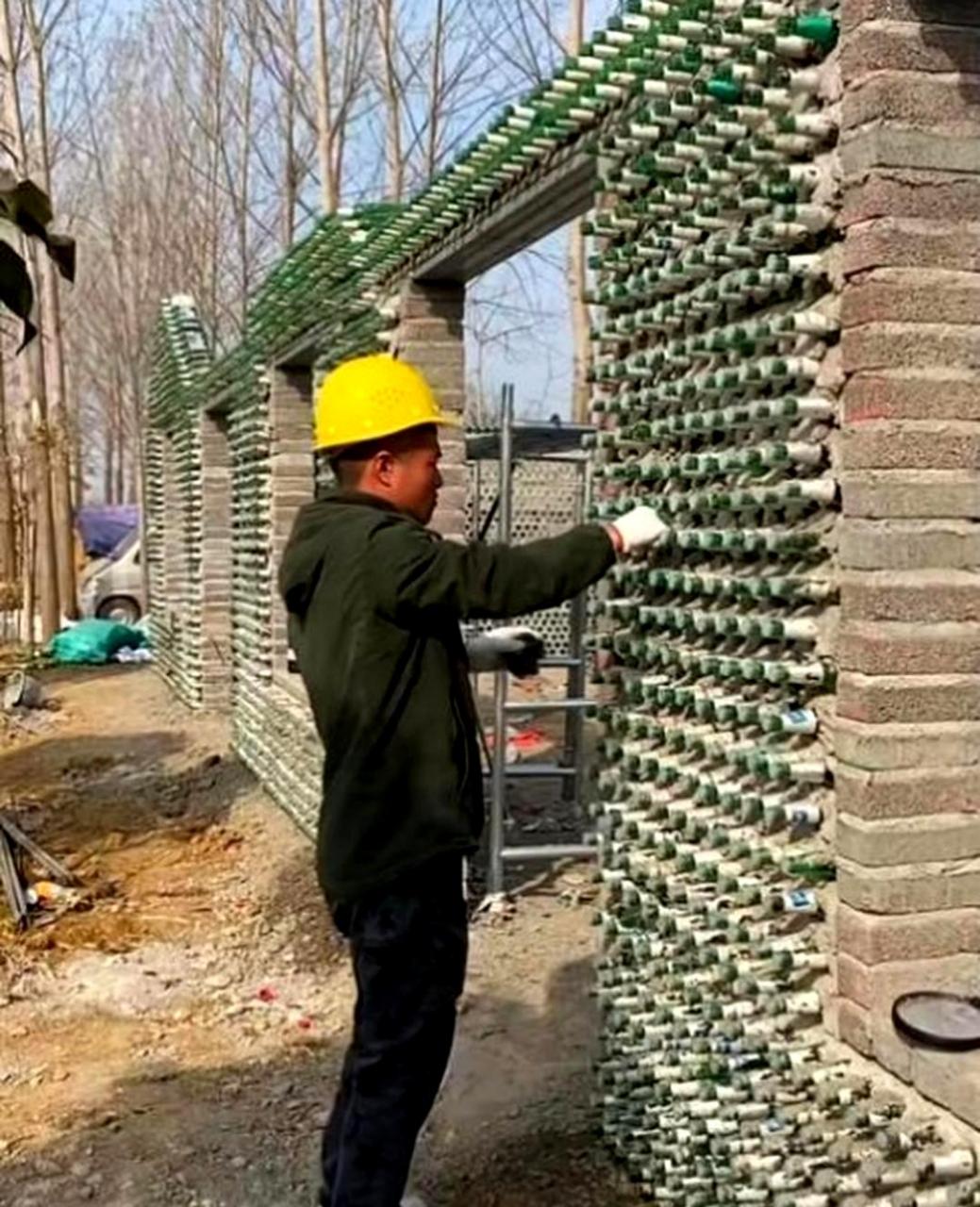 利用喝完的啤酒瓶来建造房屋,真是个不错的主意.