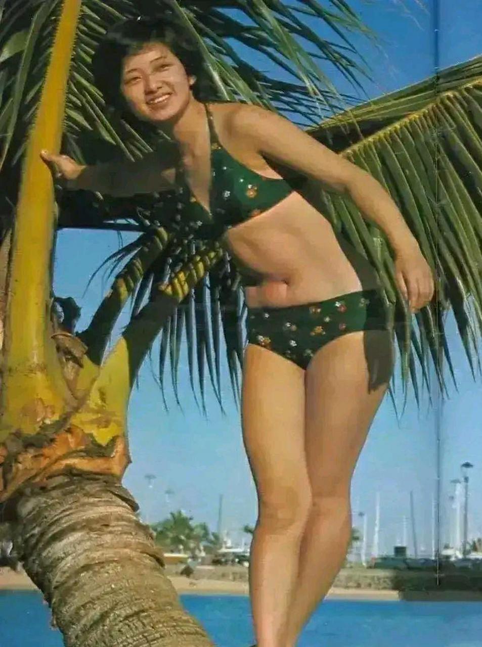 日本影星山口百惠年轻时罕见的几张湿身泳装照!