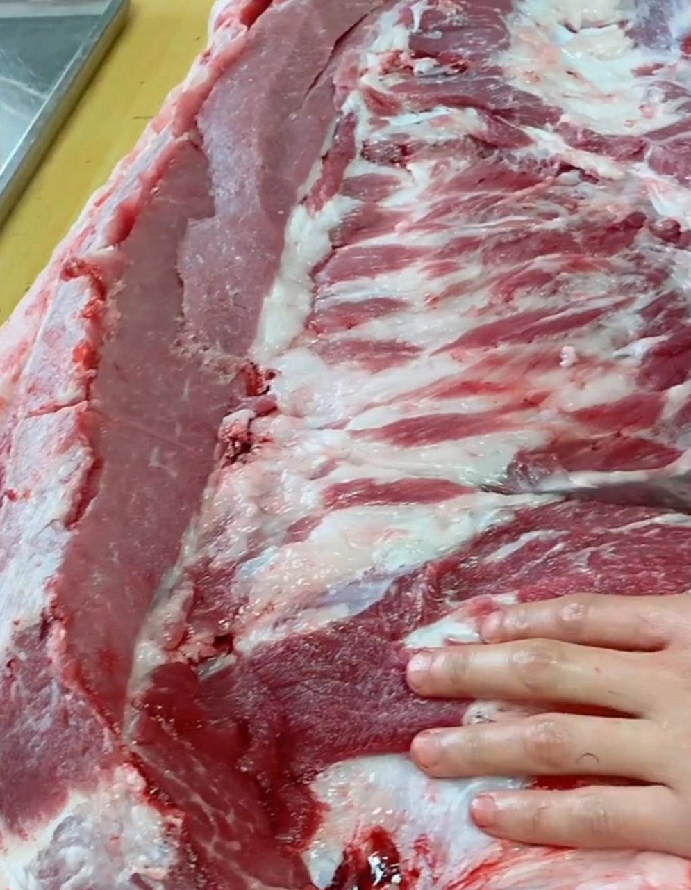 婆婆割的笨猪肉,想不通为啥这么好的肉要叫笨猪肉呢?