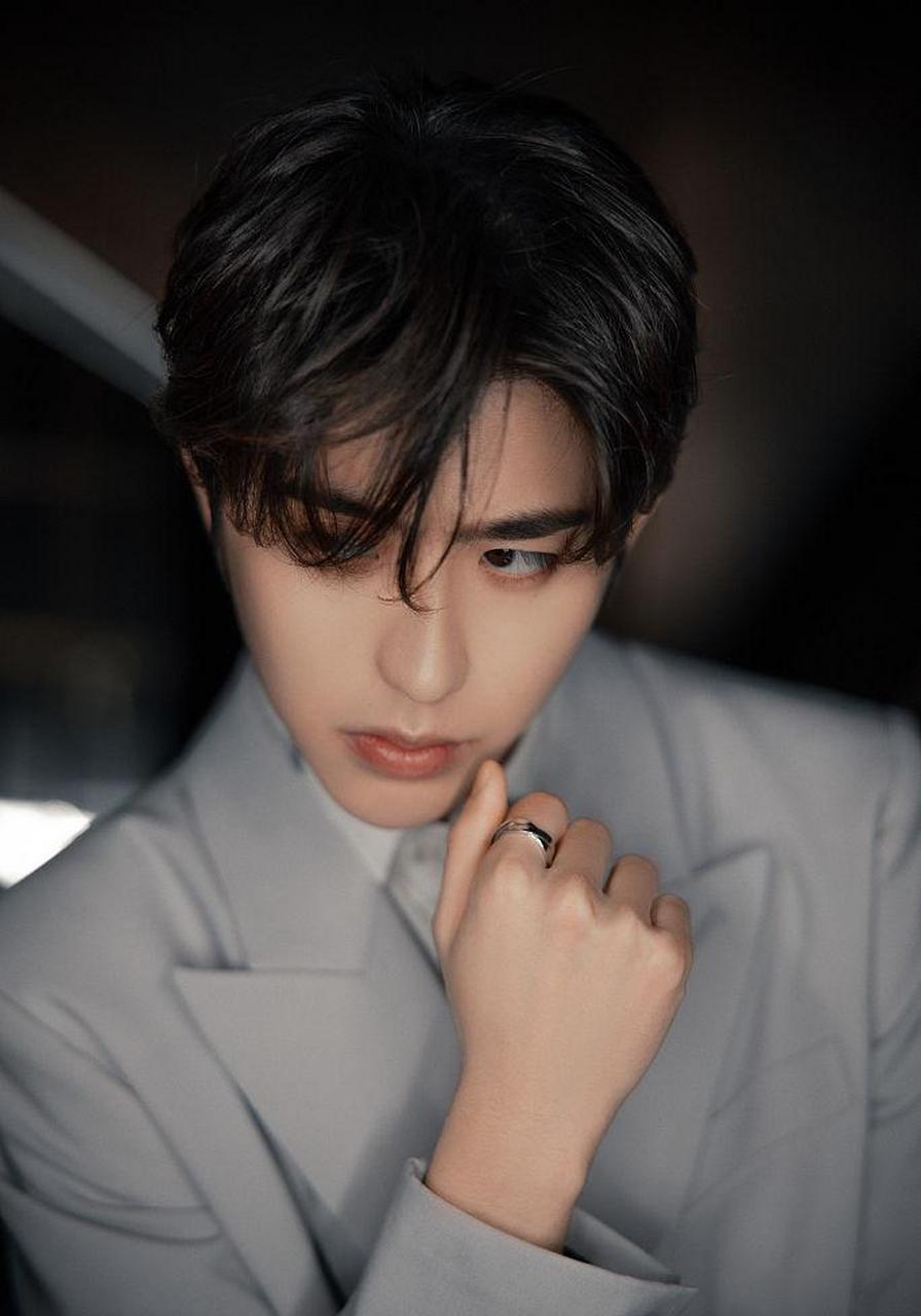 蔡徐坤沸腾之夜写真展精致五官 穿西装帅气绅士似贵气王子