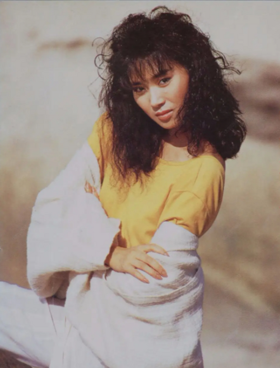 《堆积情感》邝美云 1986年  没法抗拒浓情蜜意  始终思念你  堆积起