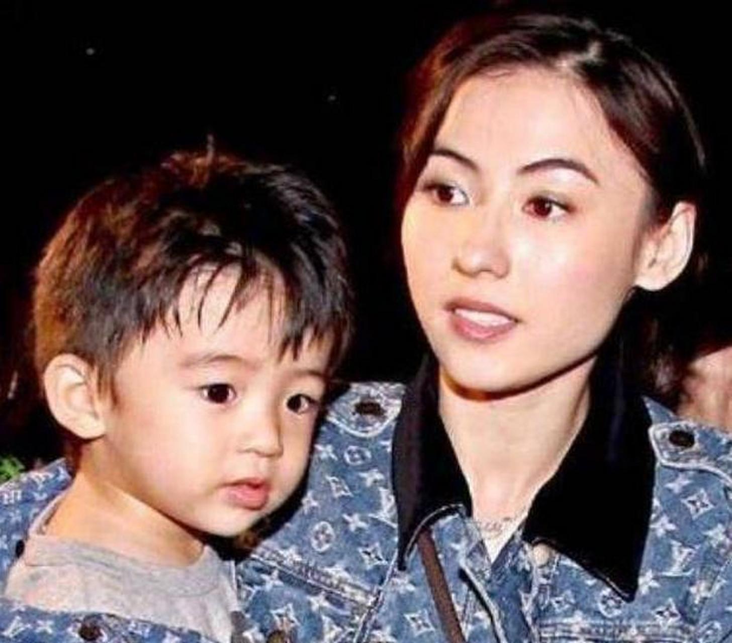 有一次,张柏芝带着幼崽去探望孩子的爷爷谢贤,没想到遇到了王菲!