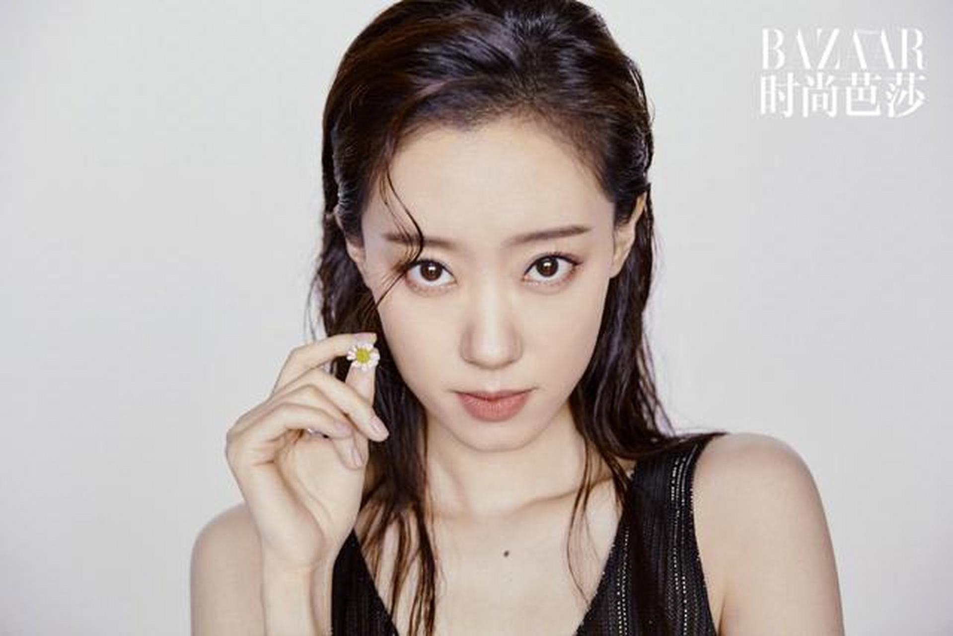 张小斐时尚芭莎性感写真,穿深v吊带大秀好身材