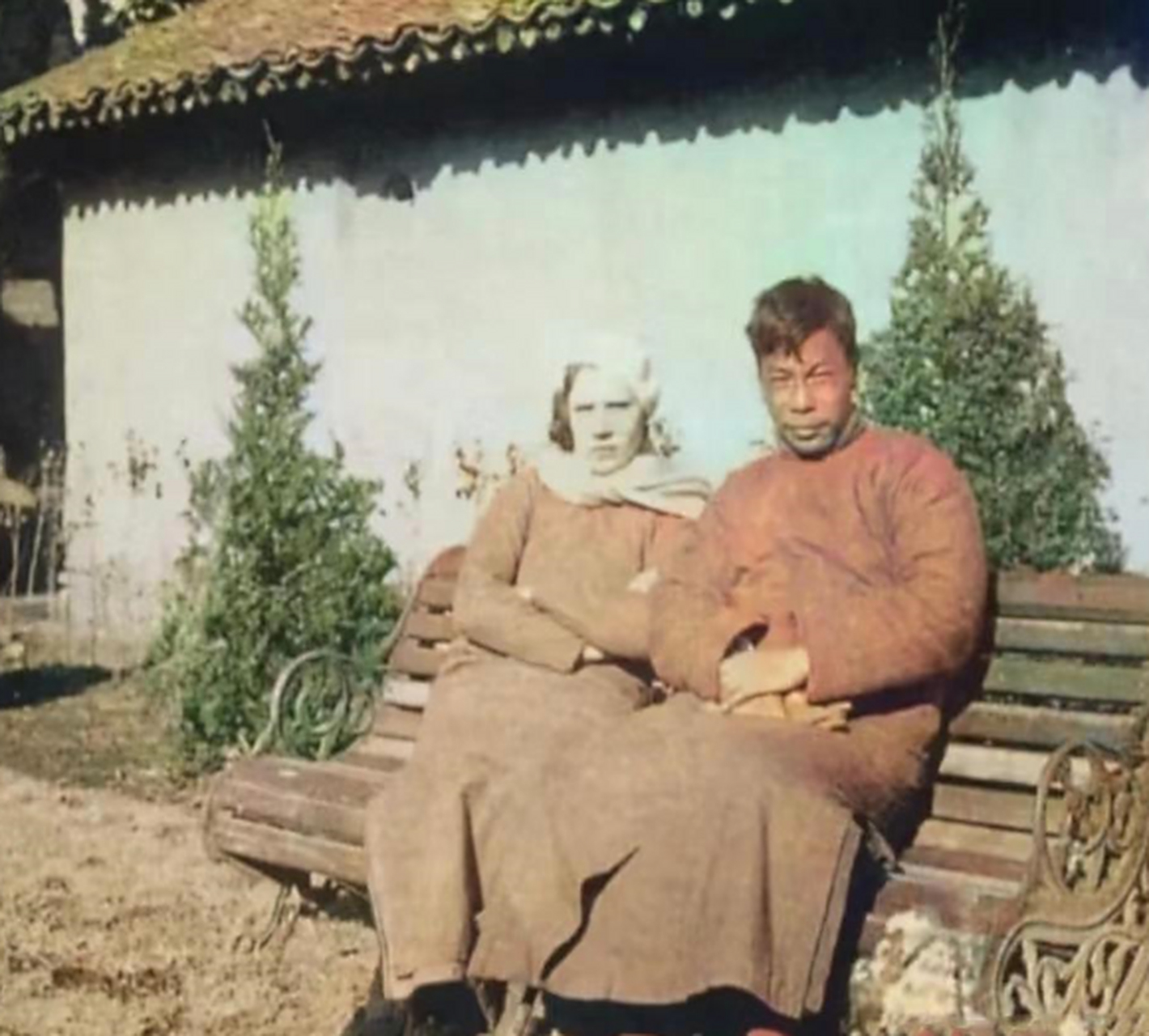 20世纪30年代的蒋经国和妻子蒋方良,当时正值全面抗战,日寇的轰炸机炸