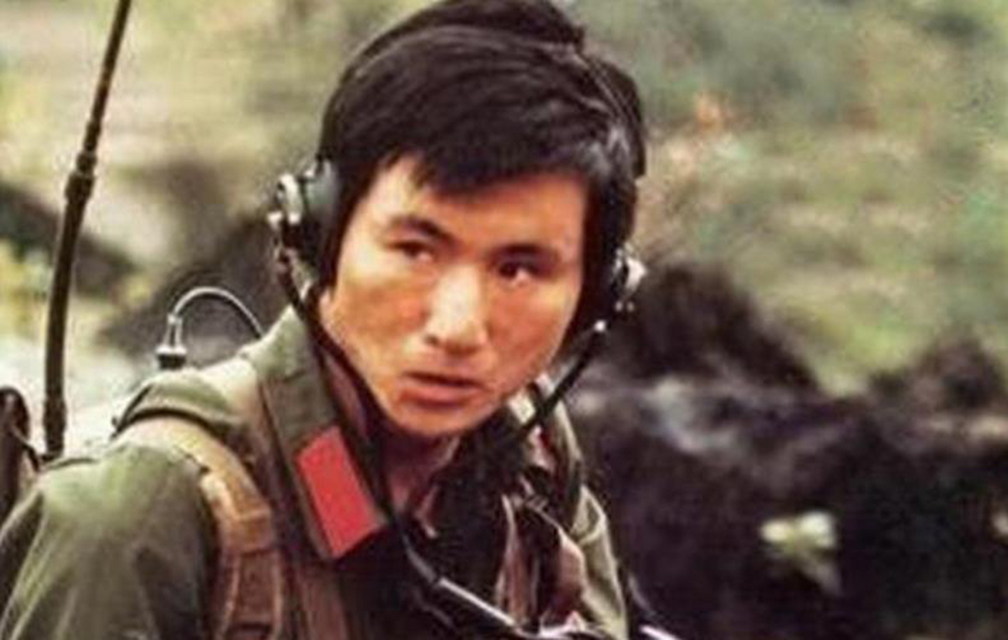 杨启良是位孤胆英雄,在战场上曾一人击毙了18名敌人,那时候他眼神犀