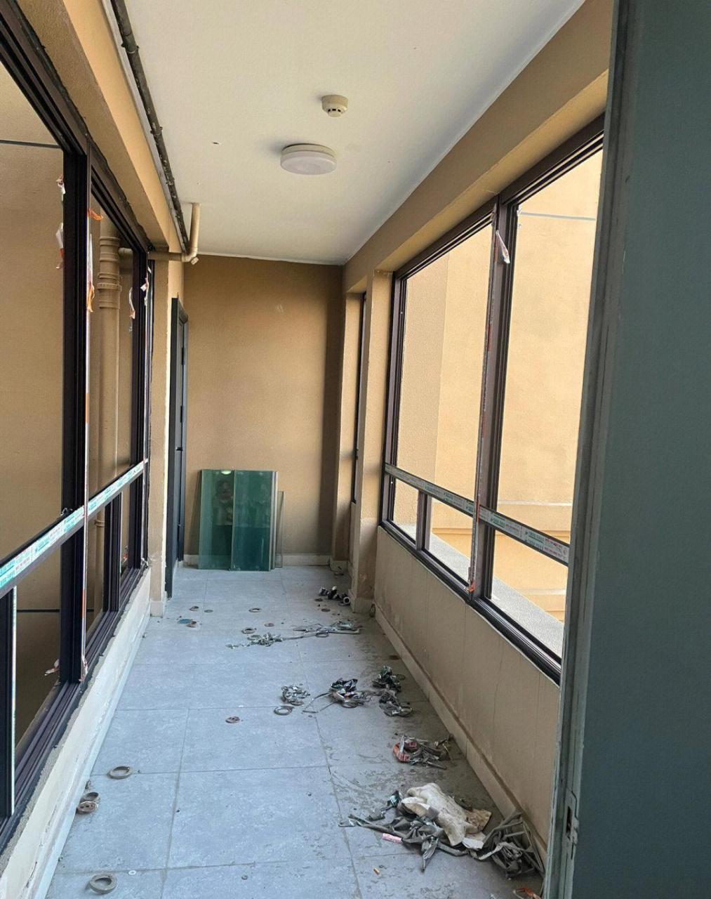 走廊虽然看着是他们边户的,但是这也属于公摊面积, 同时也是用作消防