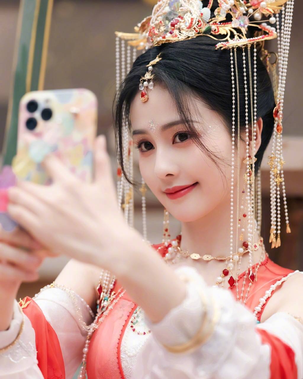 白鹿单手比耶俏皮感十足 古装造型宛若仙女  4月10日,一组白鹿的古装