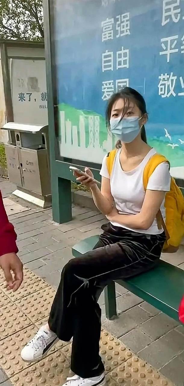 我在公交车上遇到一个长得有点像刘亦菲的女孩,怎么搭讪?  ?[滑稽]