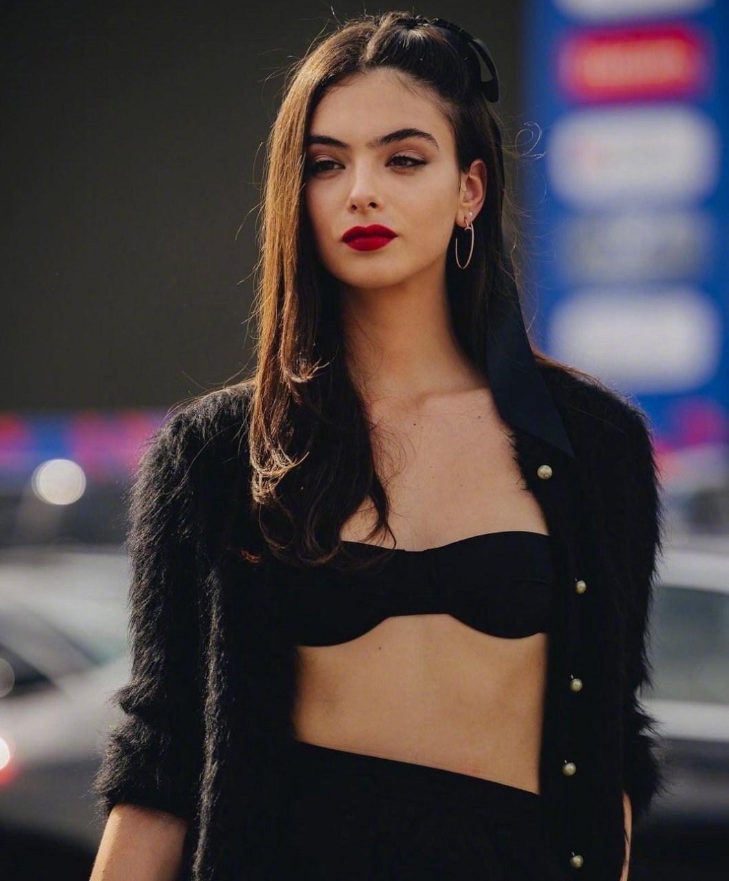 deva cassel街拍|红唇黑超的"球花"女儿,愈发美丽落落大方了!