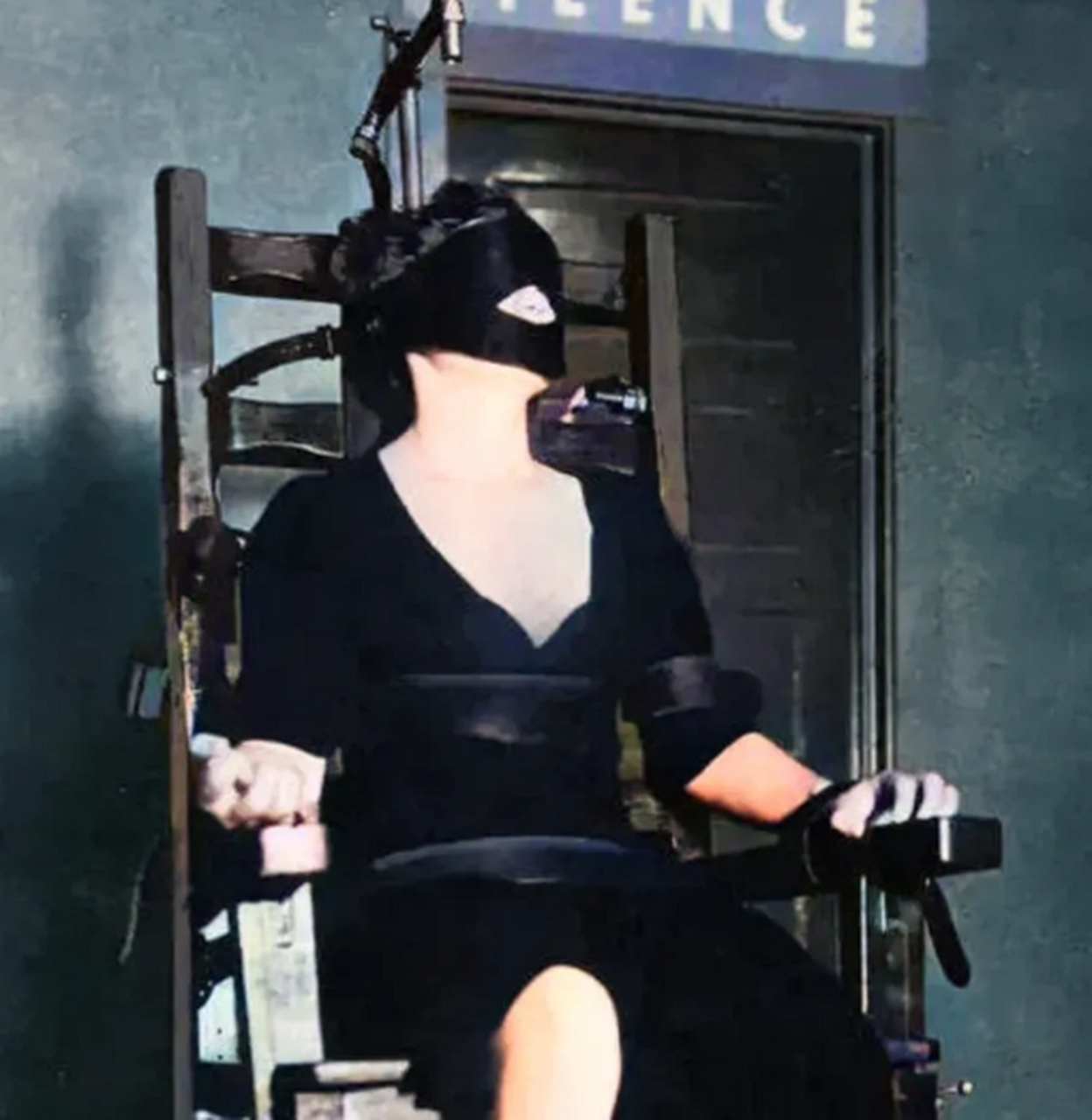 1928年,美国,一名女子坐在电椅上被执行死刑,从照片中我们可以看到,她