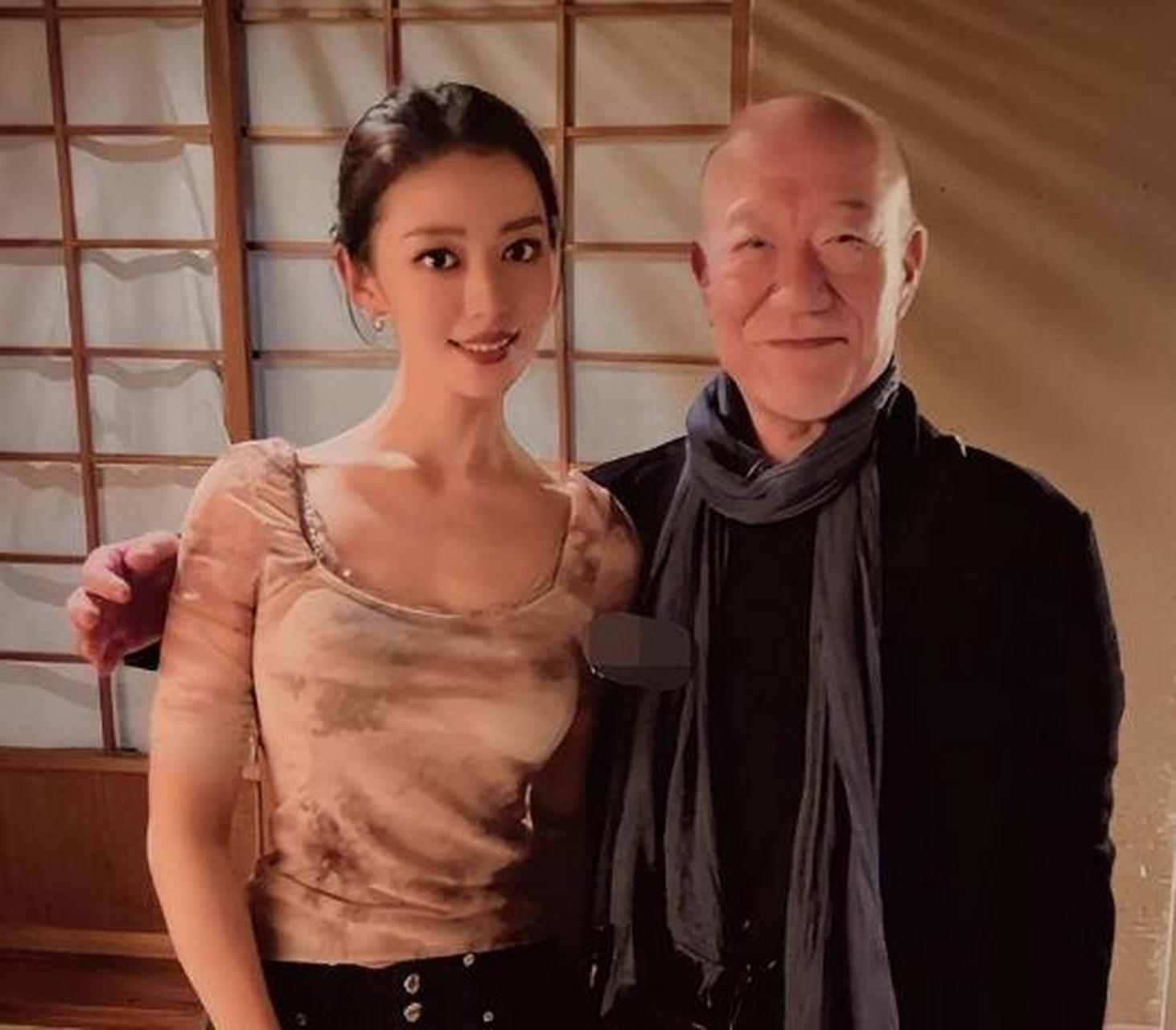 吉娜和久石让身后是日式榻榻米