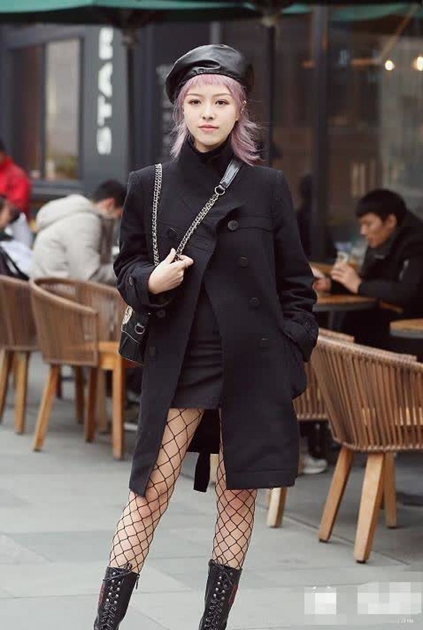 图四腿白,人美,贝雷帽搭渔网袜,美女新潮的搭配够吸睛!