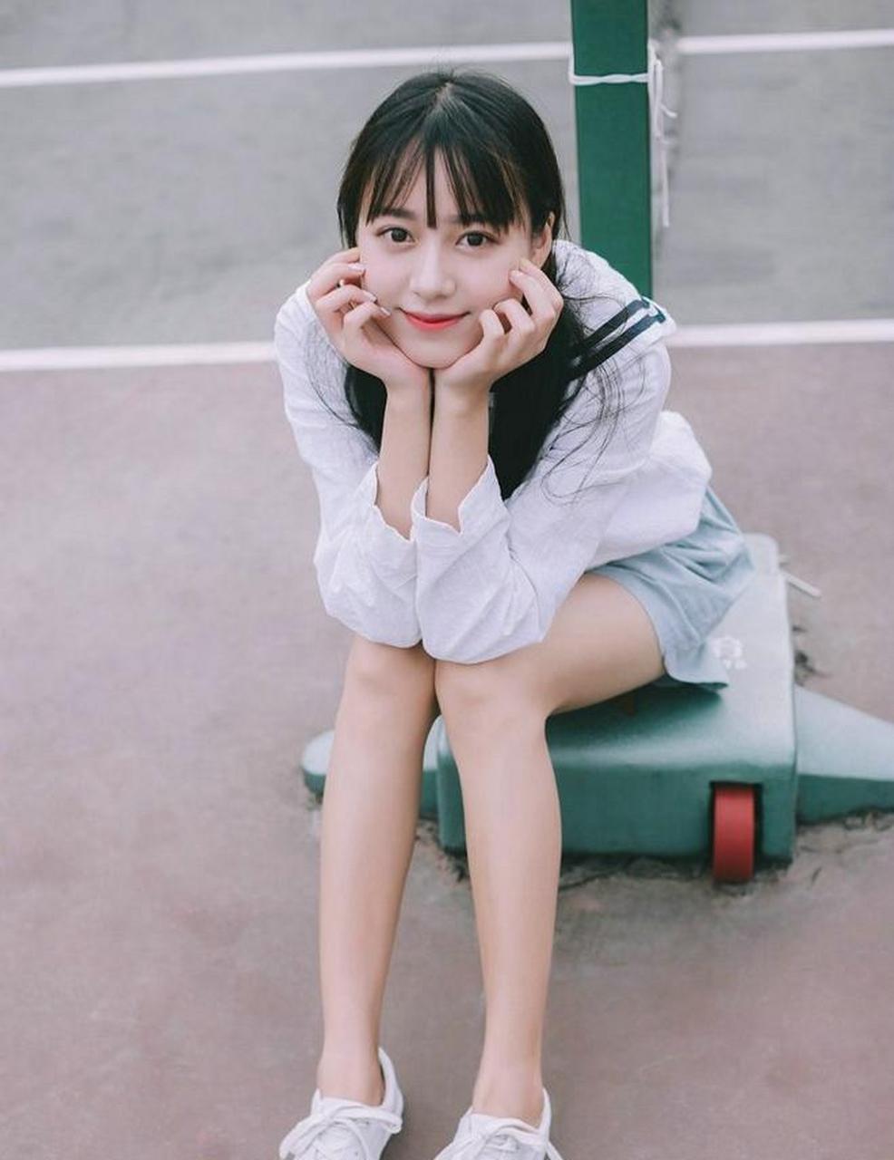 青春美貌的少女,校园操场唯美摄影写真