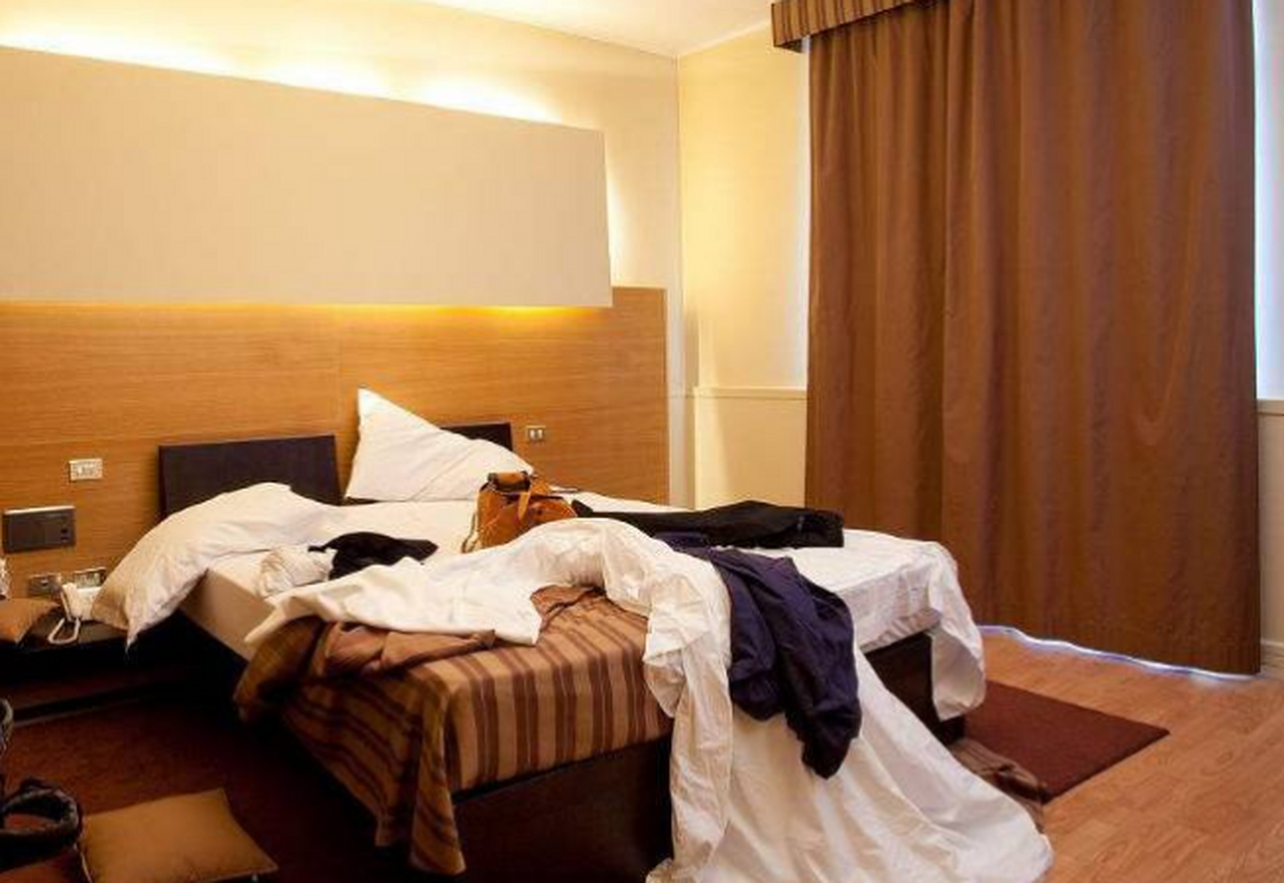 昨天下午3点多,一对20岁左右的小情侣来到宾馆,说要开一间钟点房,一看