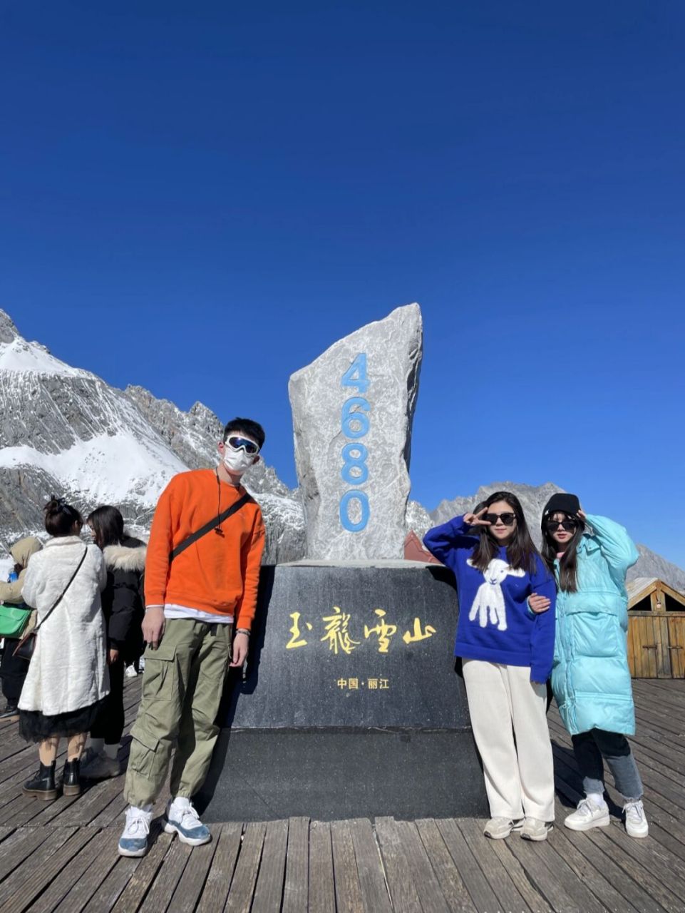 去玉龙雪山前一天天气预报显示第二天多云,心想完了,雪山云雾肯定超多