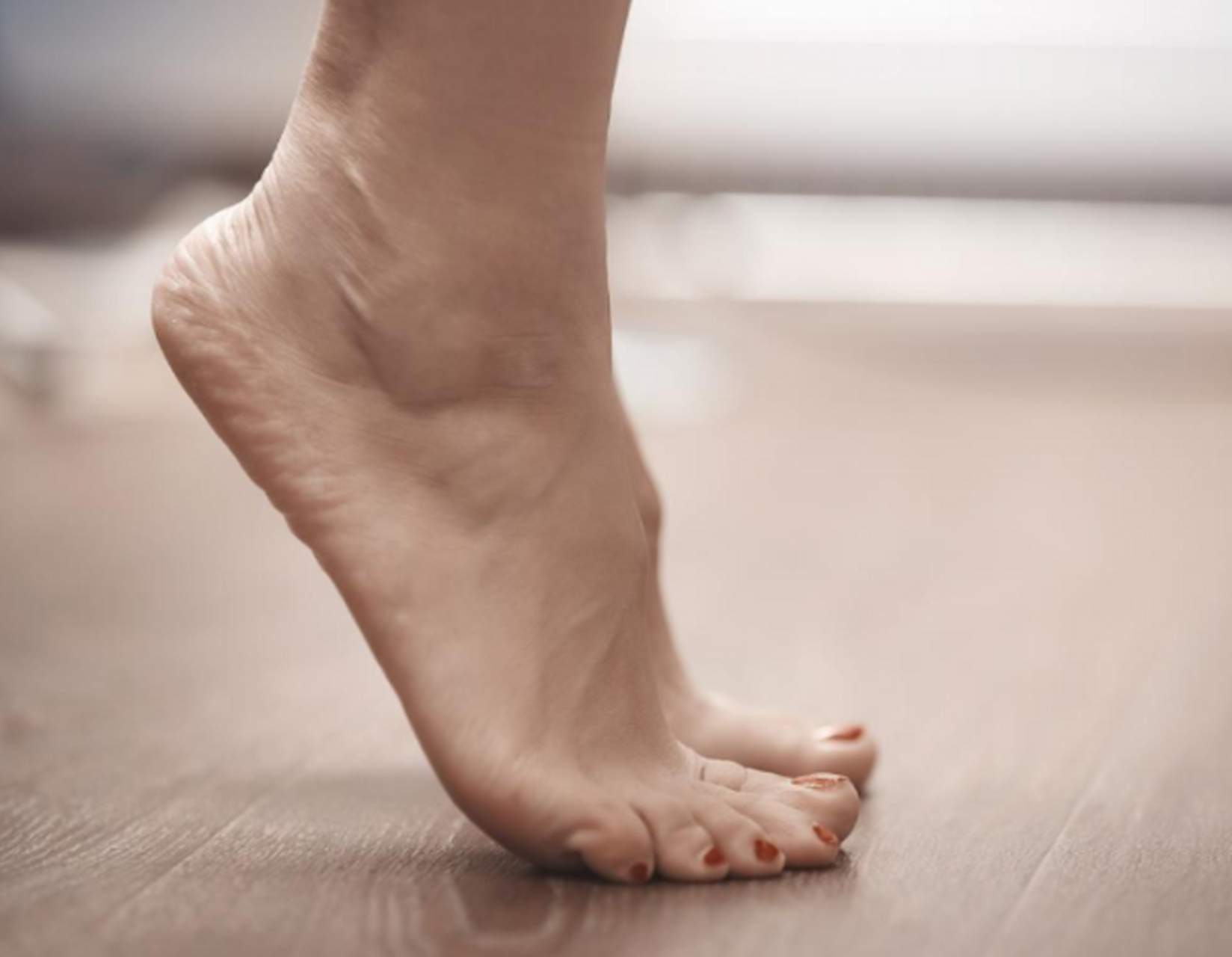 踮脚尖是一种简单而又有效的锻炼方式,可以带来许多好处