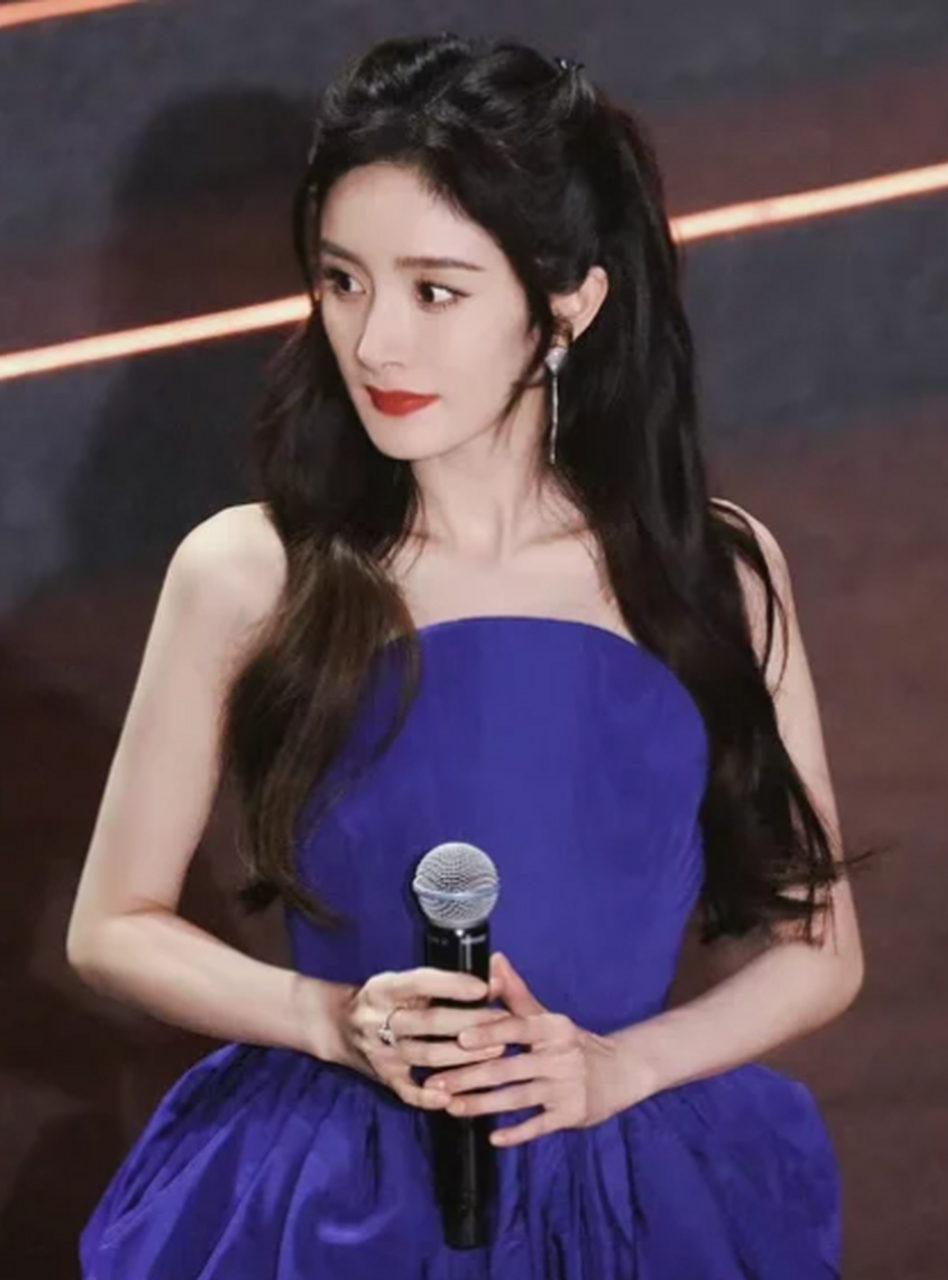 杨幂不愧是四小花旦!一身蓝色礼裙优雅又甜美,皮肤更是白到发光