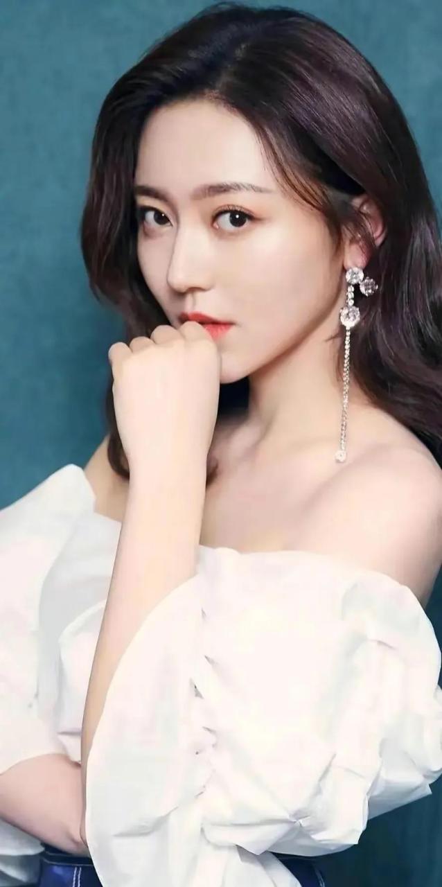 gif创作人# 黄梦莹:才华与美貌的兼备,十分养眼!表情可爱,甜美清新!