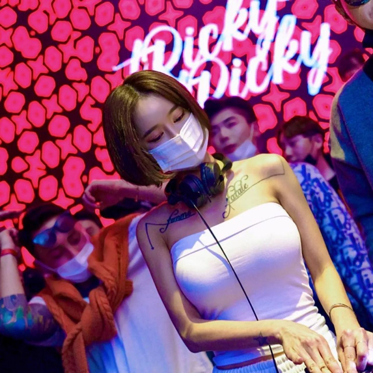 上海夜店高冷气质短发美女dj#美女# #夜店女王# #美女# #今日美女大赏