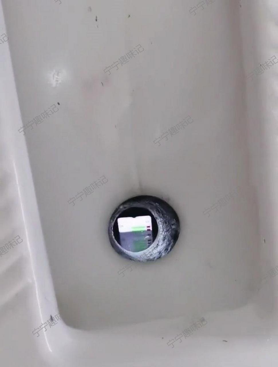 哎呀,我的手机掉厕所里了,现在该怎么办啊?