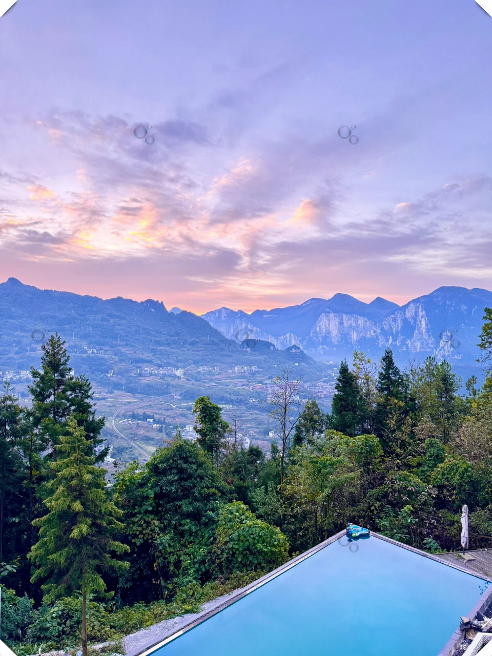 恩施大峡谷染柒半山云舍,山间岁月长  初见染柒半山云舍,洁白透亮的