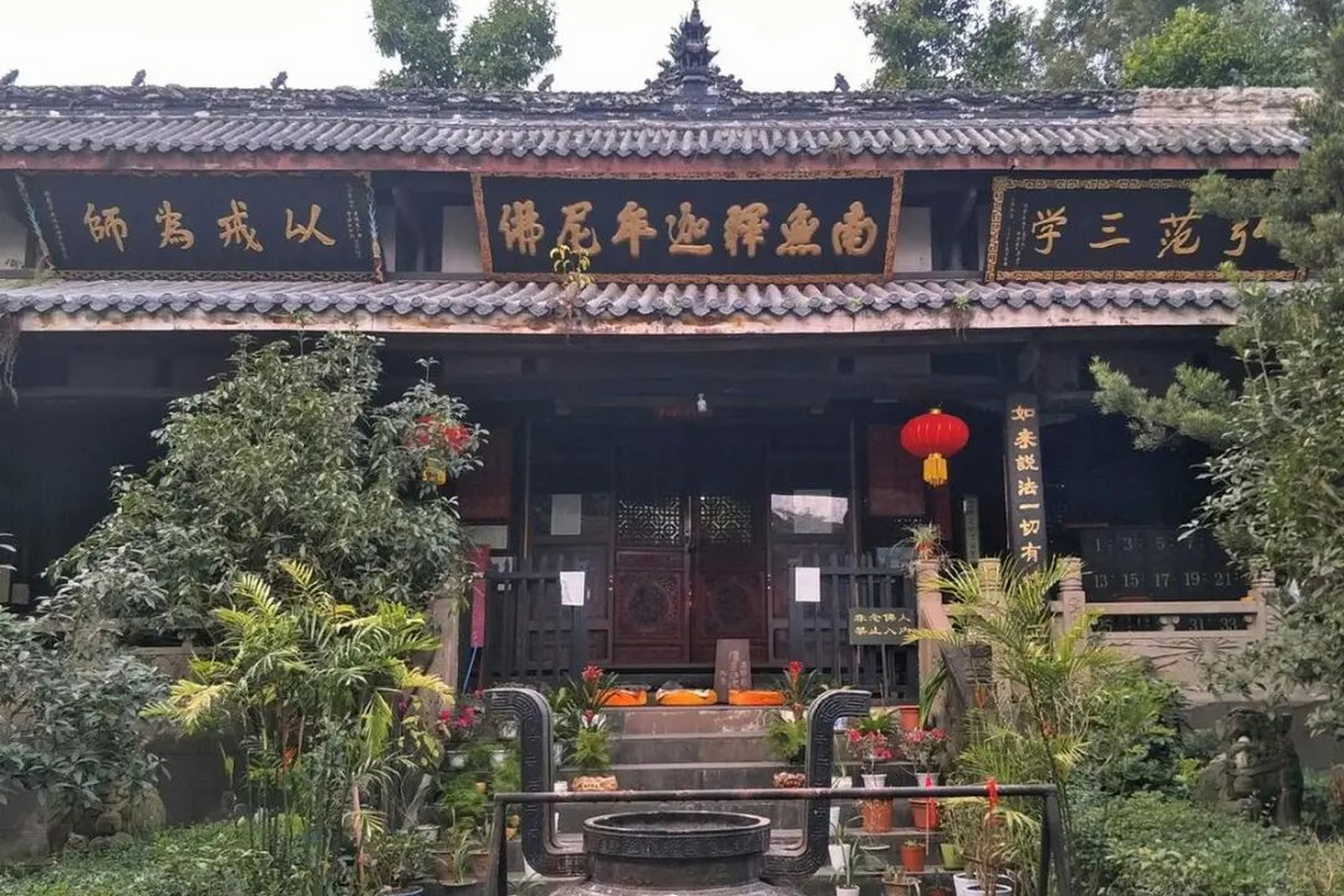 内江圣水寺建于唐朝,是四川著名的佛教圣地  在寺院的入门口,你就能
