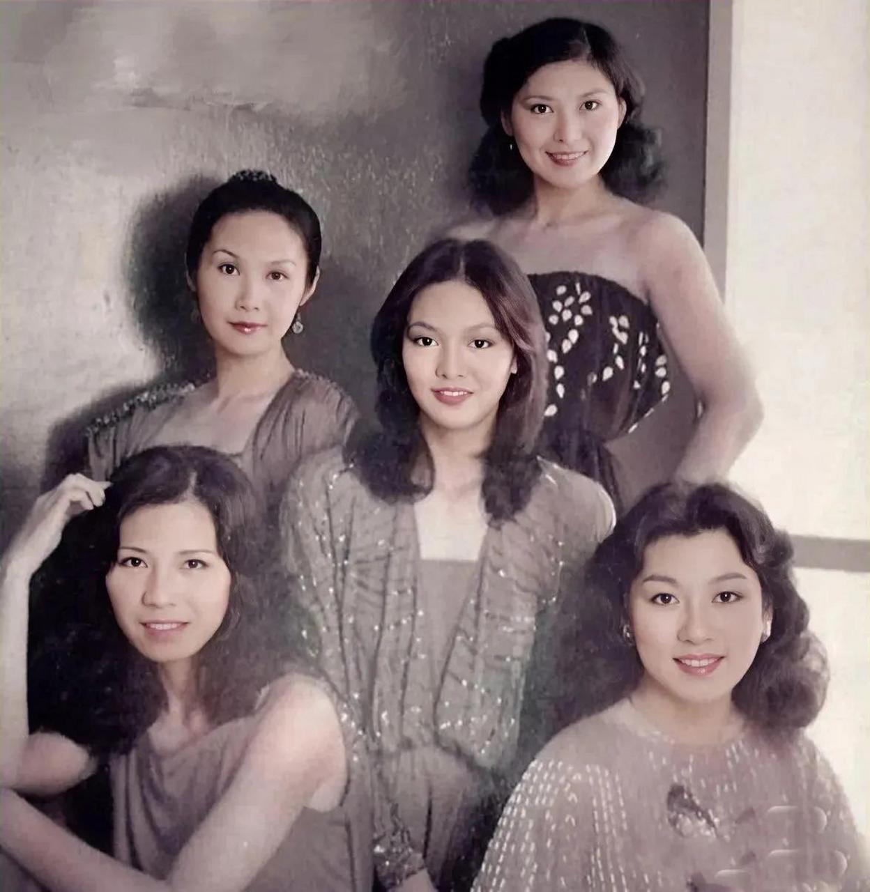 在上世纪80年代的香港,五位当时最红的女星合影,她们的风姿令人惊叹