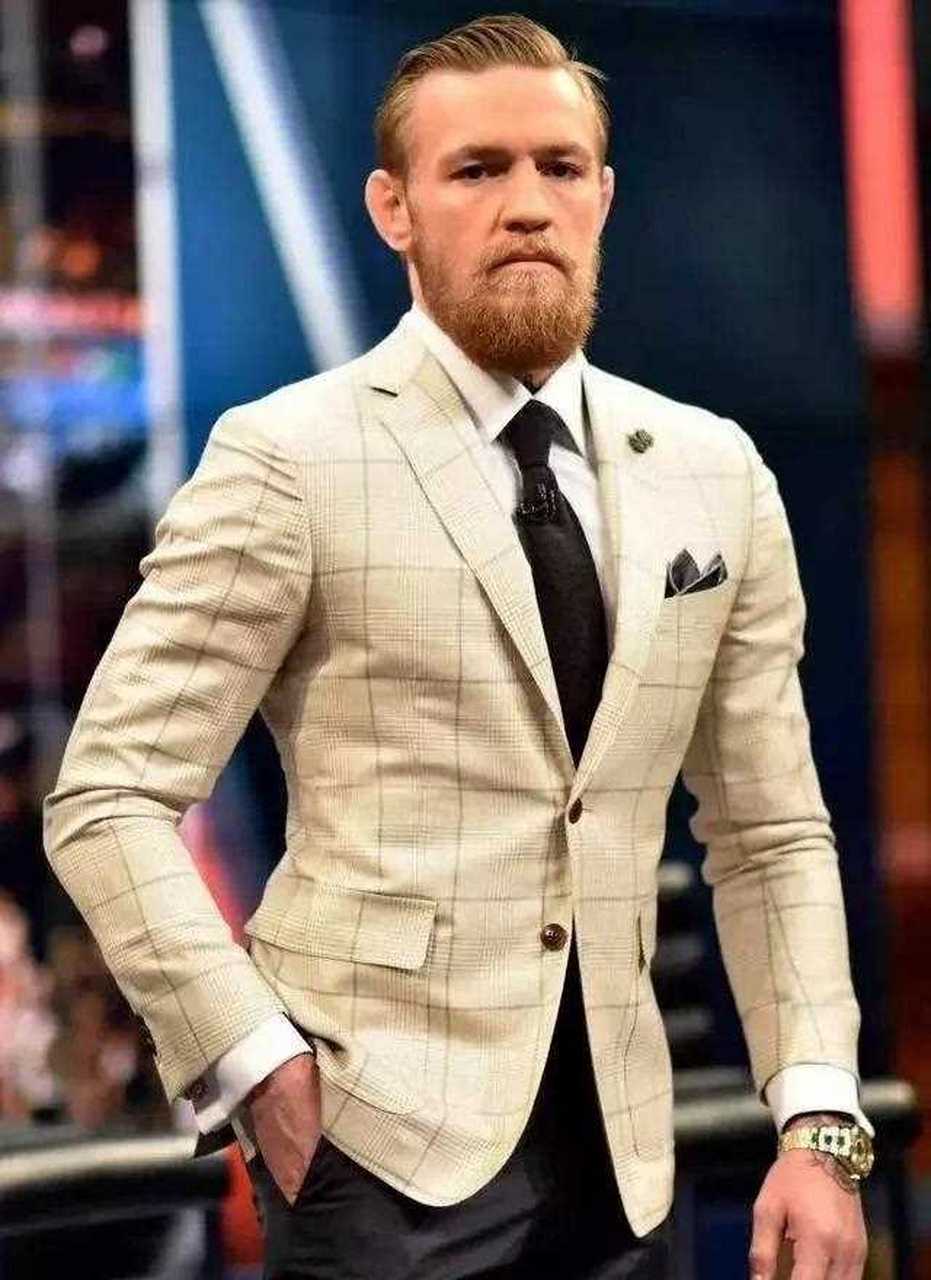 世界拳王康纳对老婆很好,只因老婆在她事业低迷期,曾养他8年,毫无怨言