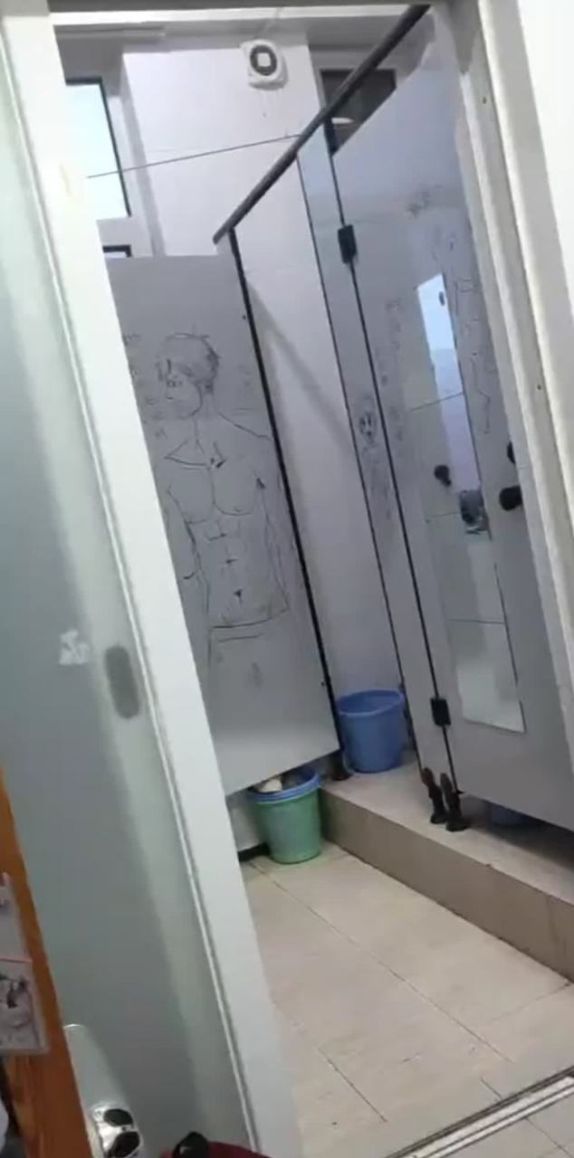 大学女生在厕所门上画的人体行为艺术!