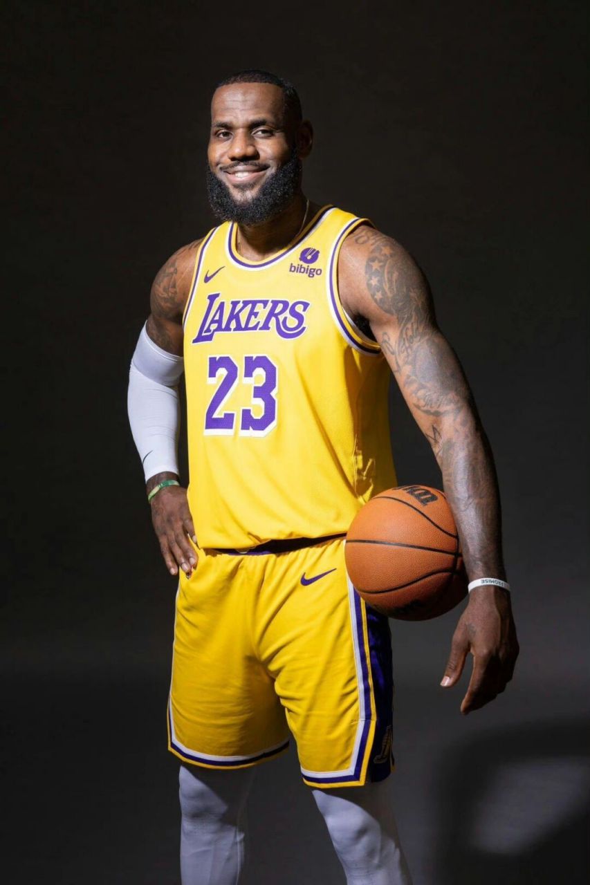 詹姆斯和篮球  勒布朗·詹姆斯是一位知名的篮球运动员,被誉为nba的