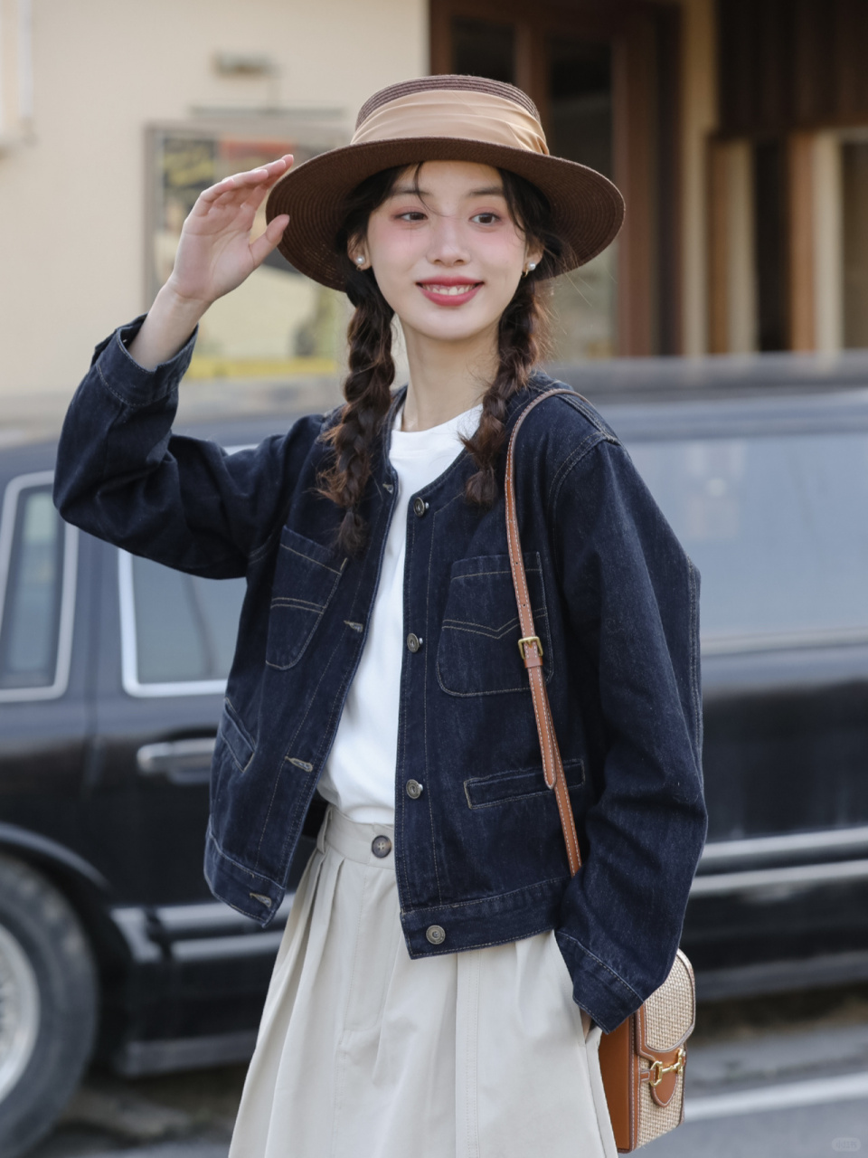 耐看又百搭的一件无领牛仔外套 版型偏小巧上身很正 带点复古小慵懒