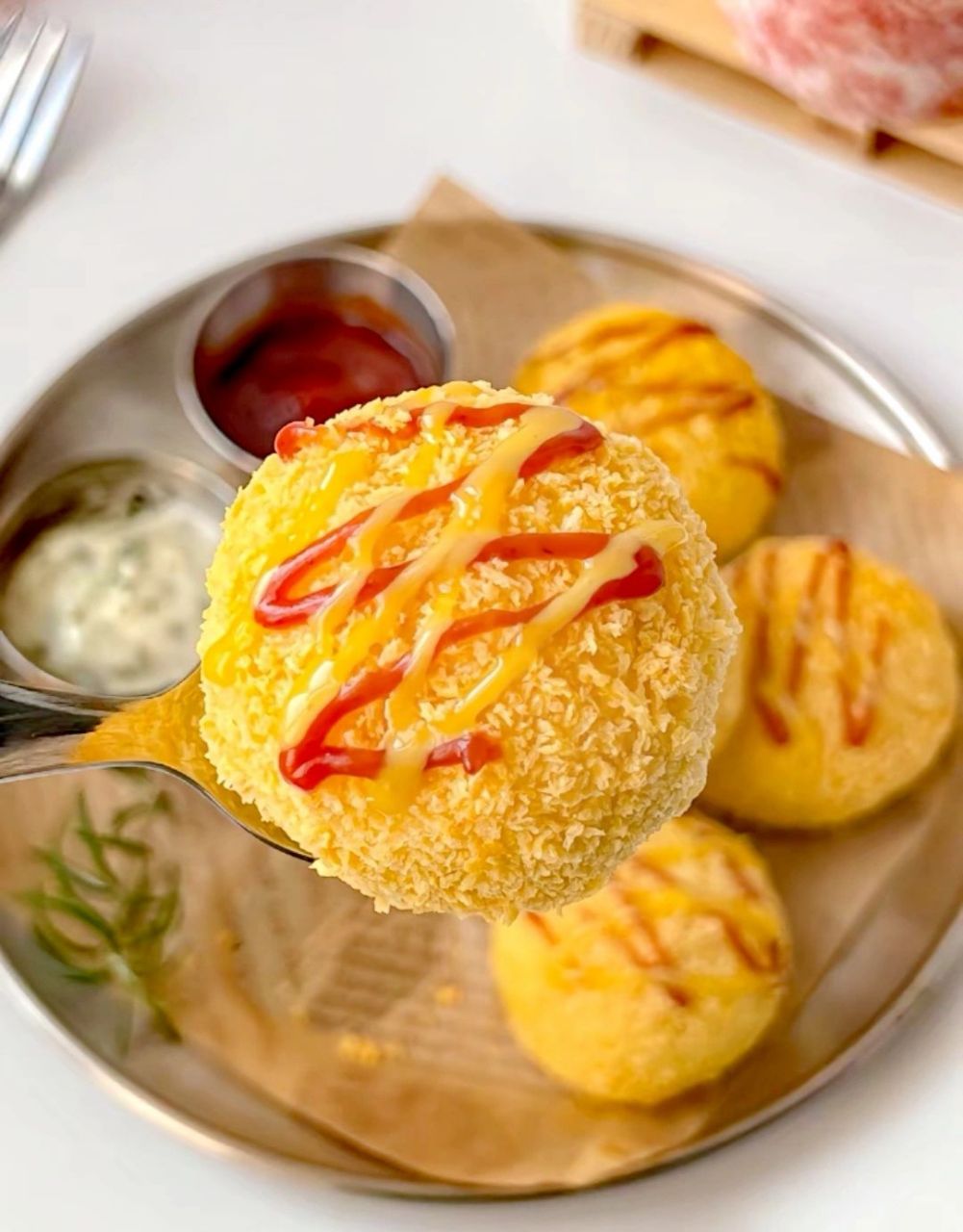 食材:土豆2个,鸡蛋液,面包糠,芝士片.