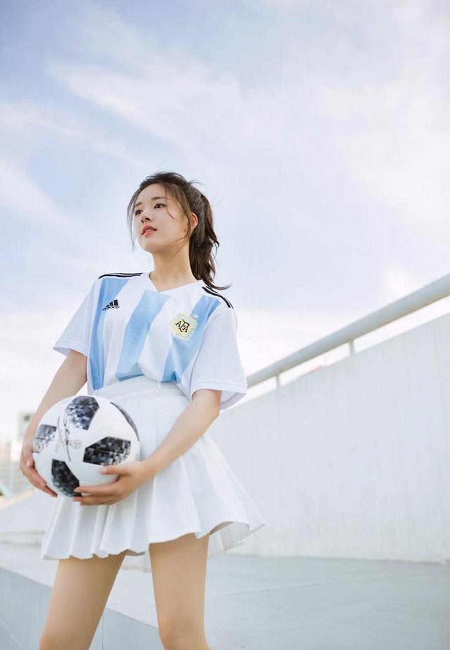 清纯美女"赵露思"化身可爱足球宝贝