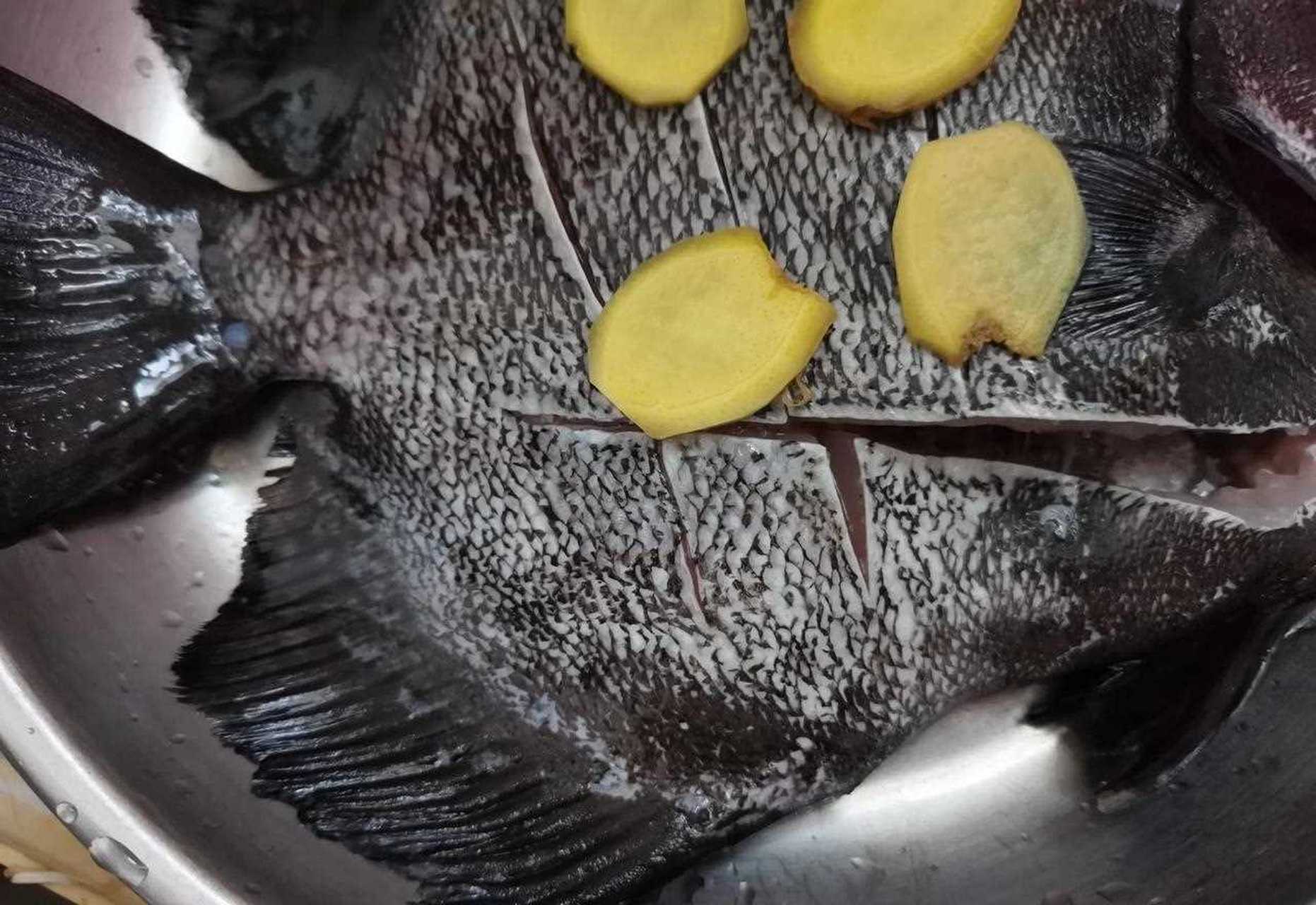 这种鱼还是第一次见到,周色黑色,不知为什么叫燕子鲳,看外形也不像