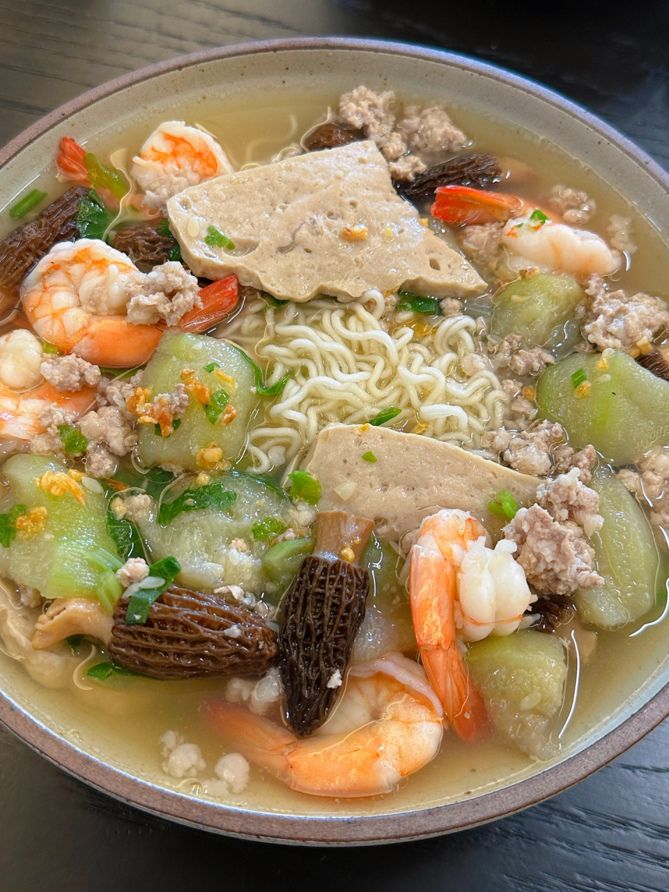 水瓜羊肚菌面汤 哈哈第一次尝试用羊肚菌煮面汤! 加上当季的水瓜!