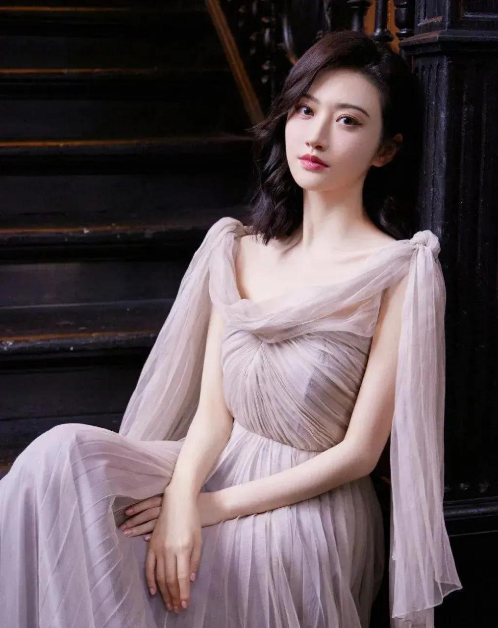 京城四美之景甜:五官精致,性感靓丽