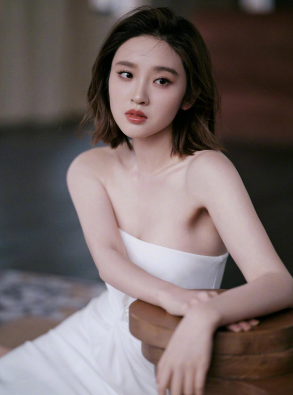 唐艺昕穿抹胸裙大秀身材.