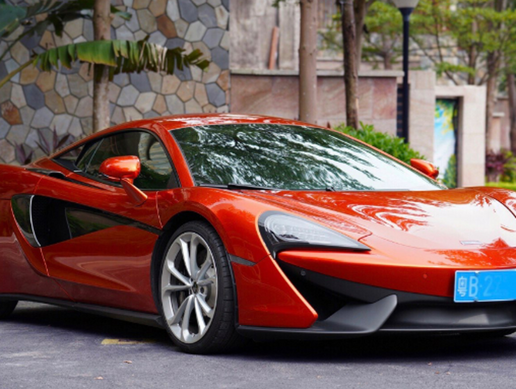 【千万以下最强跑车,迈凯伦570s】  蝴蝶门是每一辆迈凯伦的标志性